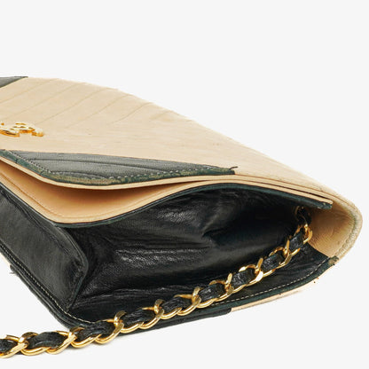 CHANEL Classic Full Flap Tasche aus beigem Leder mit Chevron-Steppung und 24K vergoldeter Hardware