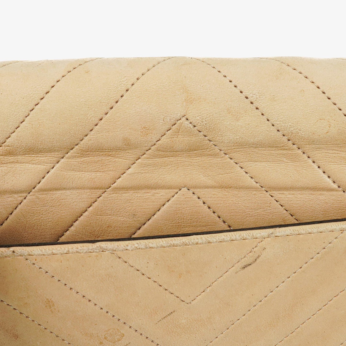 CHANEL Classic Full Flap Tasche aus beigem Leder mit Chevron-Steppung und 24K vergoldeter Hardware
