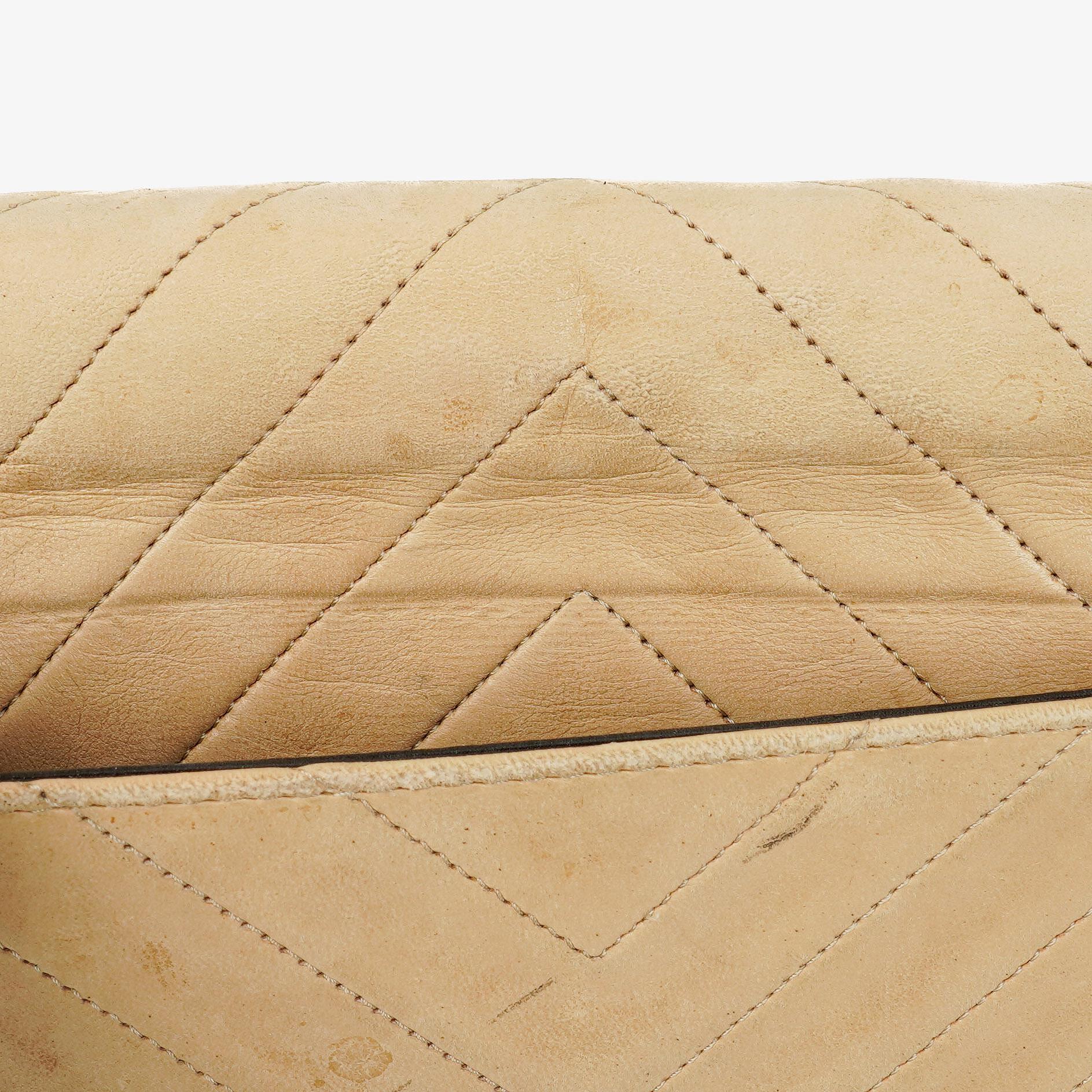 CHANEL Classic Full Flap Tasche aus beigem Leder mit Chevron-Steppung und 24K vergoldeter Hardware
