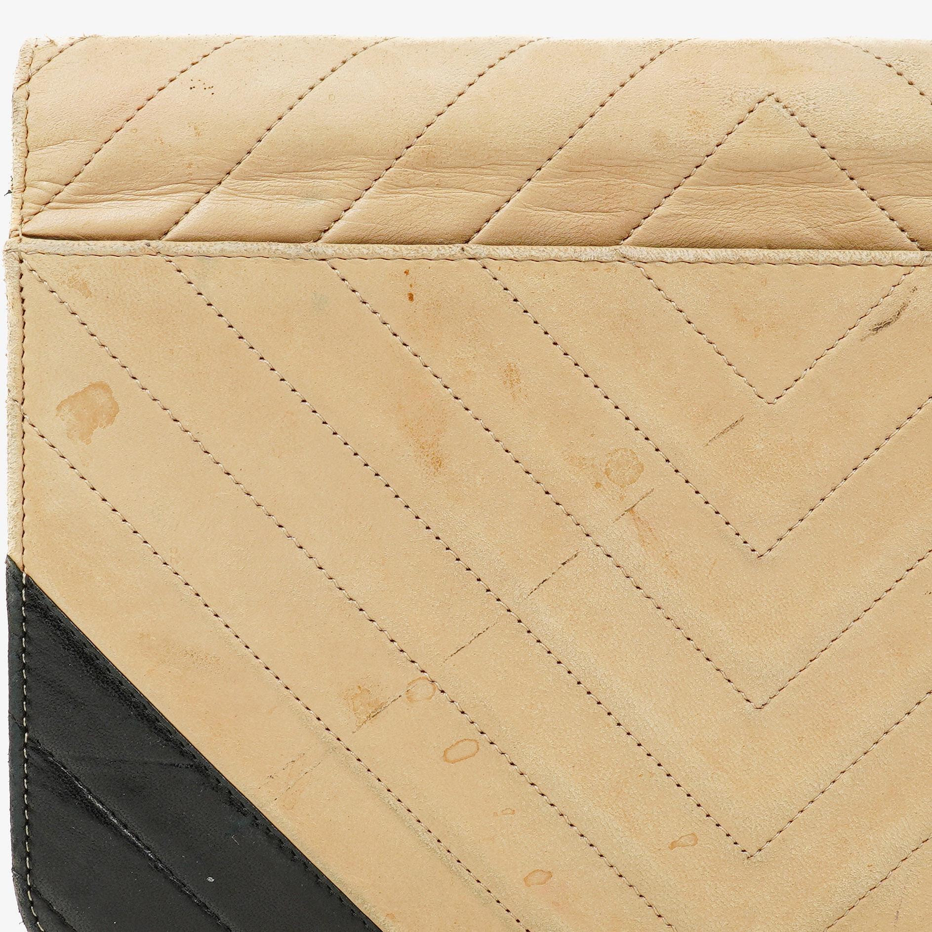 CHANEL Classic Full Flap Tasche aus beigem Leder mit Chevron-Steppung und 24K vergoldeter Hardware