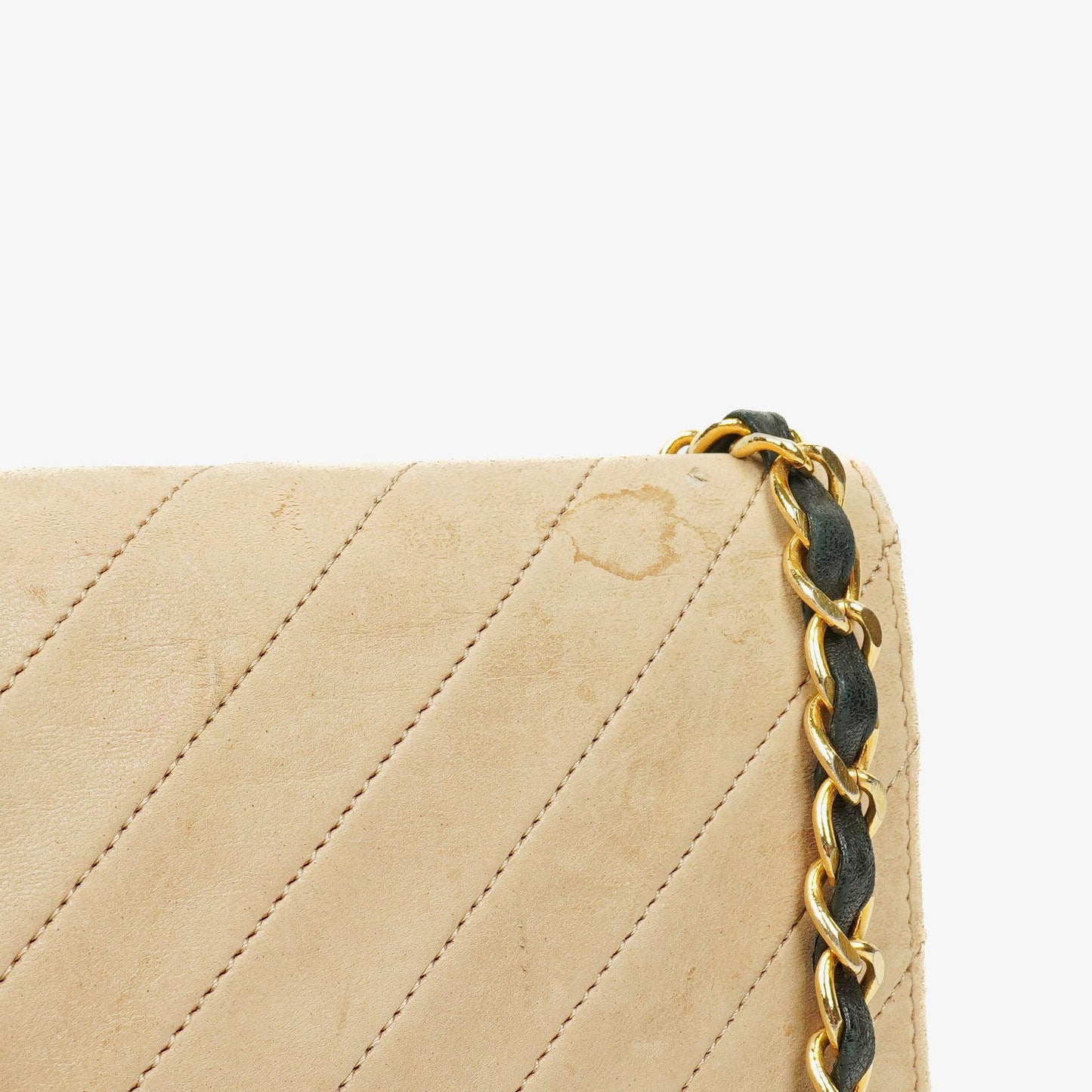 CHANEL Classic Full Flap Tasche aus beigem Leder mit Chevron-Steppung und 24K vergoldeter Hardware