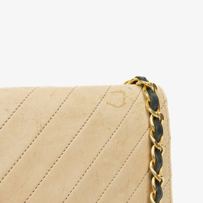 CHANEL Classic Full Flap Tasche aus beigem Leder mit Chevron-Steppung und 24K vergoldeter Hardware