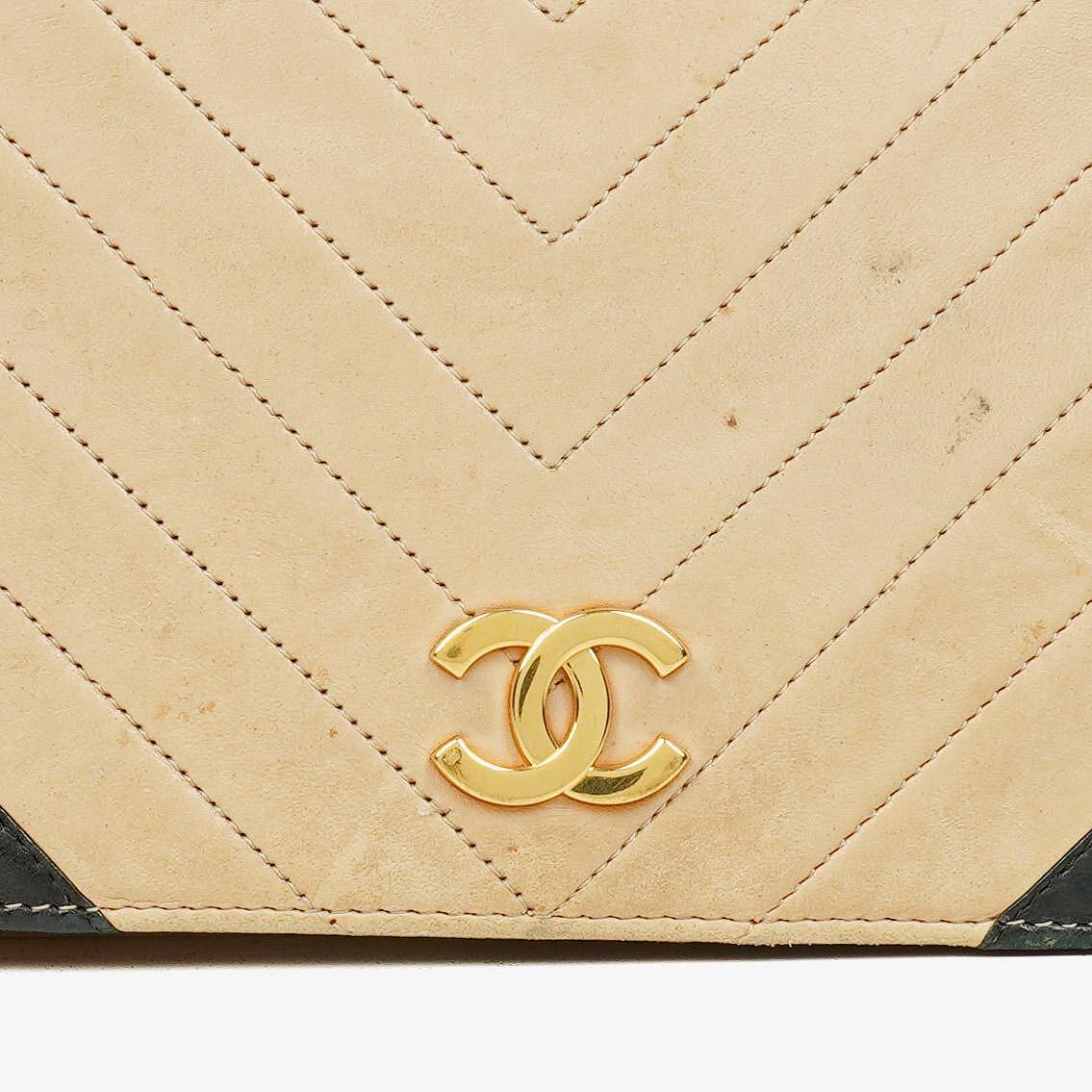 CHANEL Classic Full Flap Tasche aus beigem Leder mit Chevron-Steppung und 24K vergoldeter Hardware