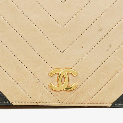 CHANEL Classic Full Flap Tasche aus beigem Leder mit Chevron-Steppung und 24K vergoldeter Hardware