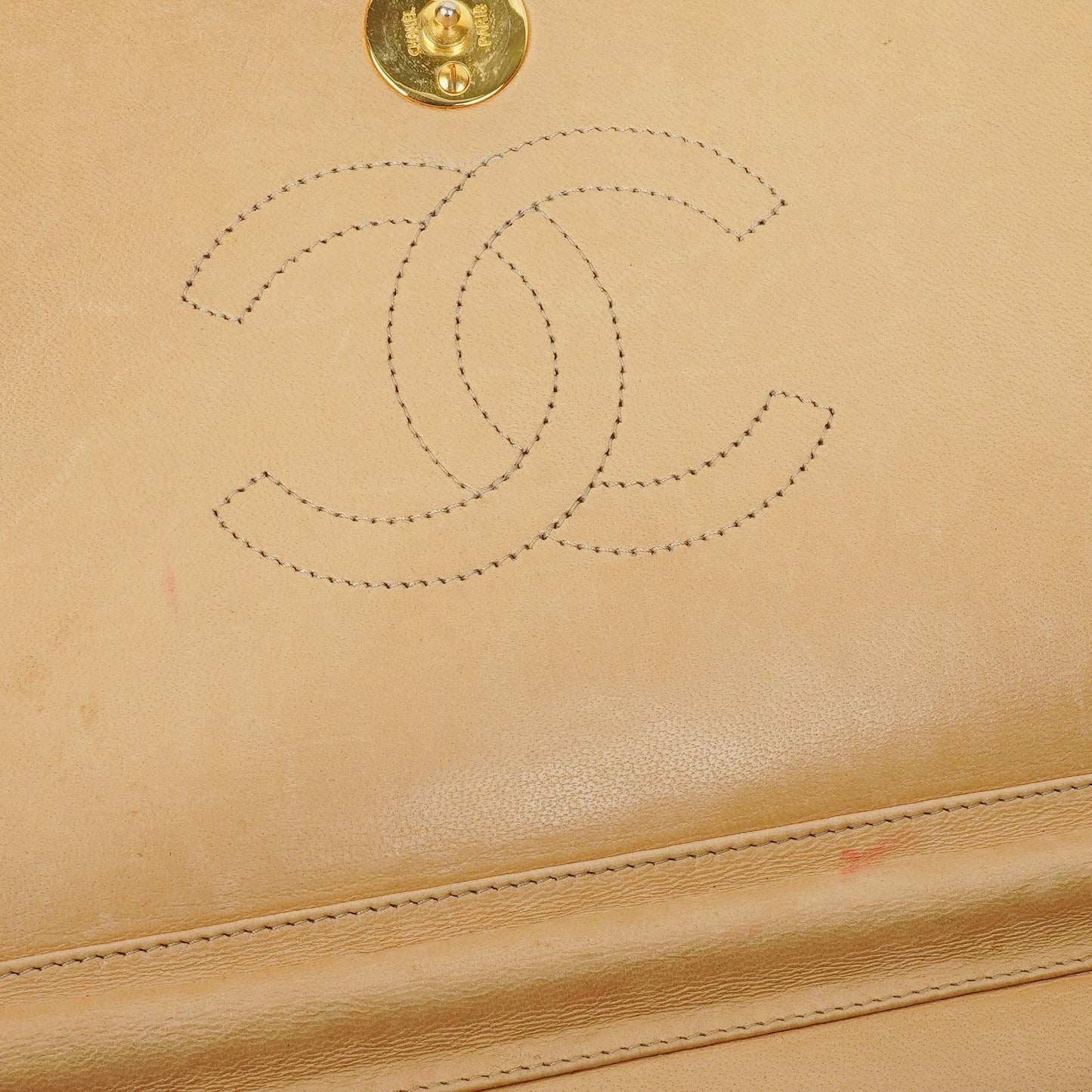 CHANEL Classic Full Flap Tasche aus beigem Leder mit Chevron-Steppung und 24K vergoldeter Hardware