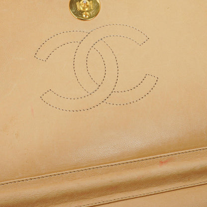 CHANEL Classic Full Flap Tasche aus beigem Leder mit Chevron-Steppung und 24K vergoldeter Hardware