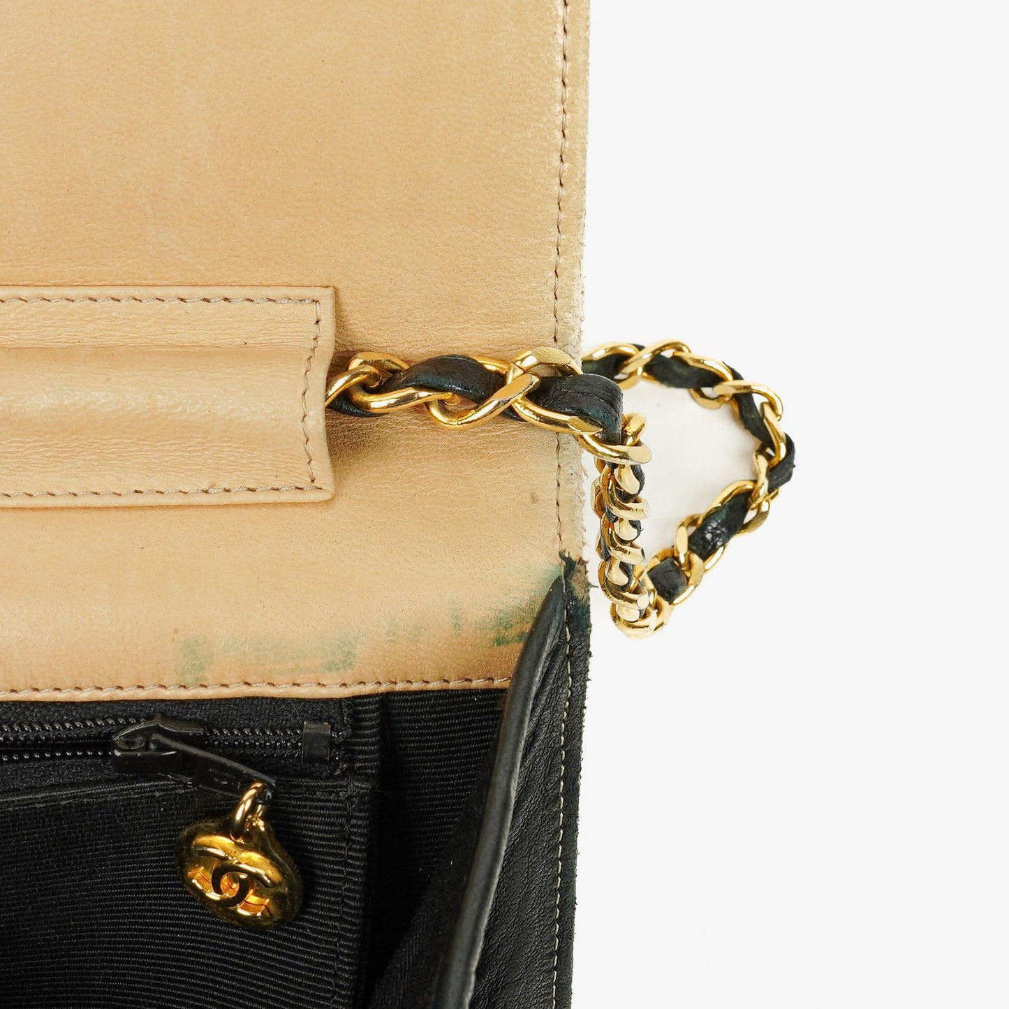CHANEL Classic Full Flap Tasche aus beigem Leder mit Chevron-Steppung und 24K vergoldeter Hardware