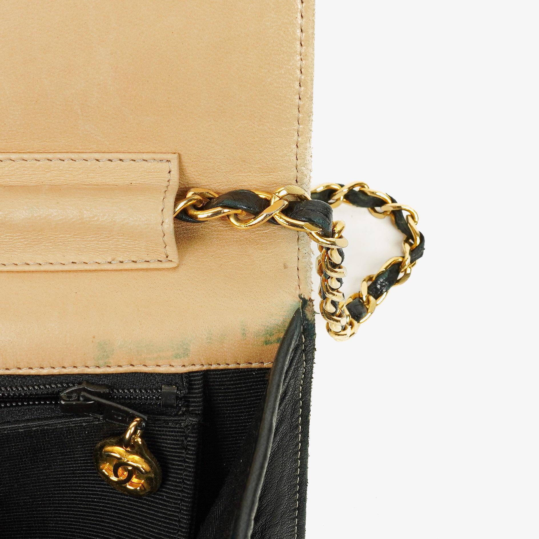 CHANEL Classic Full Flap Tasche aus beigem Leder mit Chevron-Steppung und 24K vergoldeter Hardware