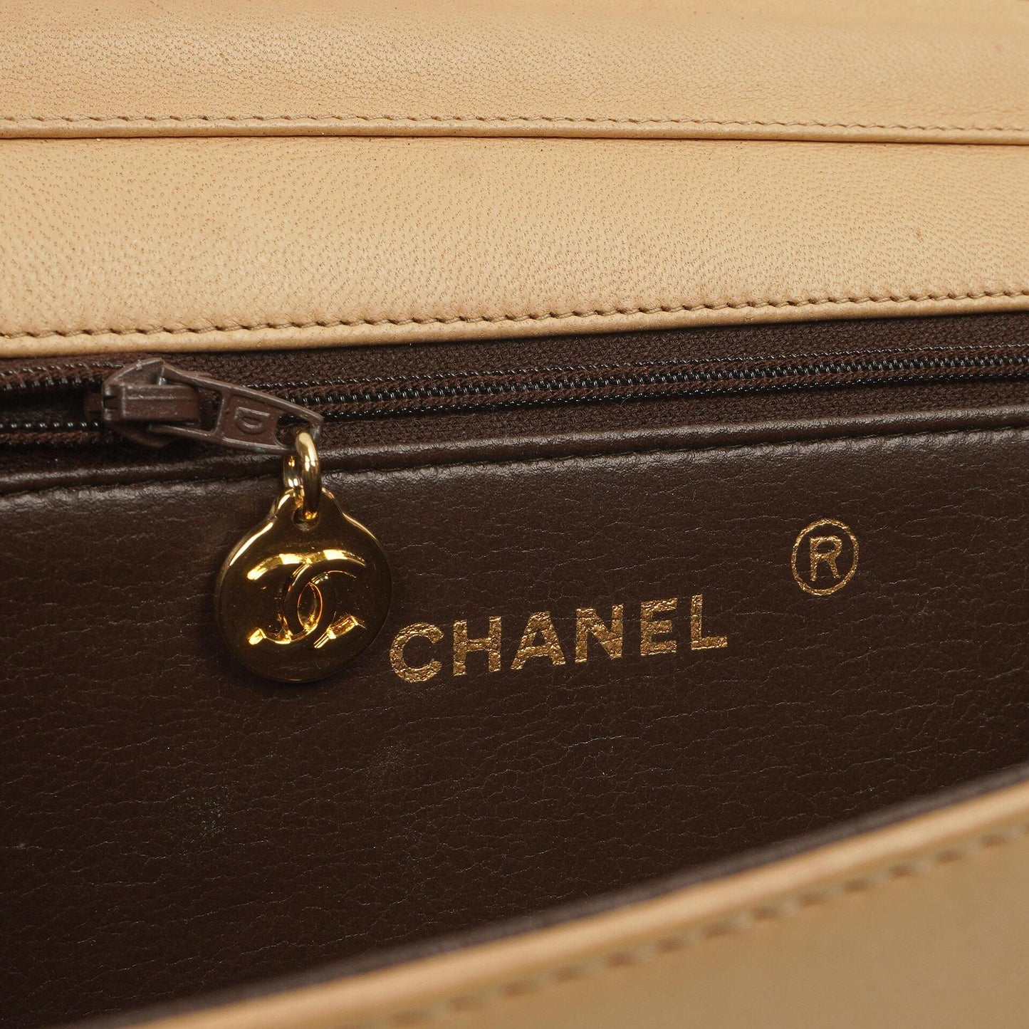 Chanel Classic Vollklapptasche Beige Gequiltetes Lammleder 24K Goldbeschichtetes Hardware