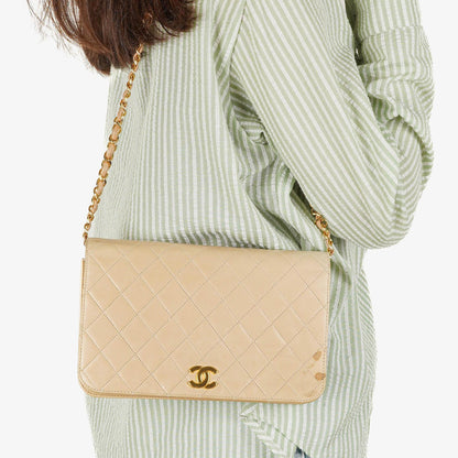 Chanel Classic Full Flap Tasche aus beigem gestepptem Lammleder mit 24K vergoldeter Hardware