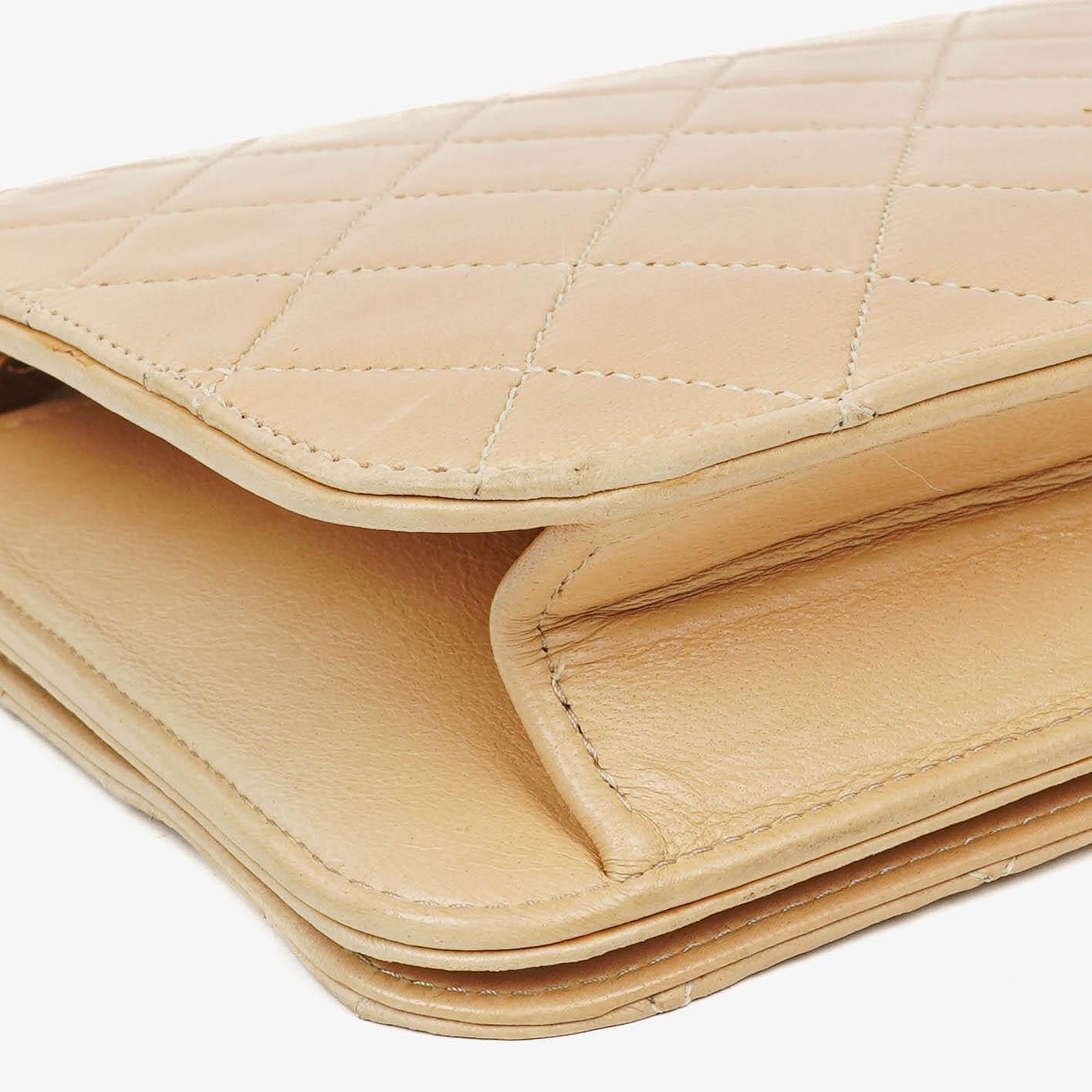 Chanel Classic Full Flap Tasche aus beigem gestepptem Lammleder mit 24K vergoldeter Hardware