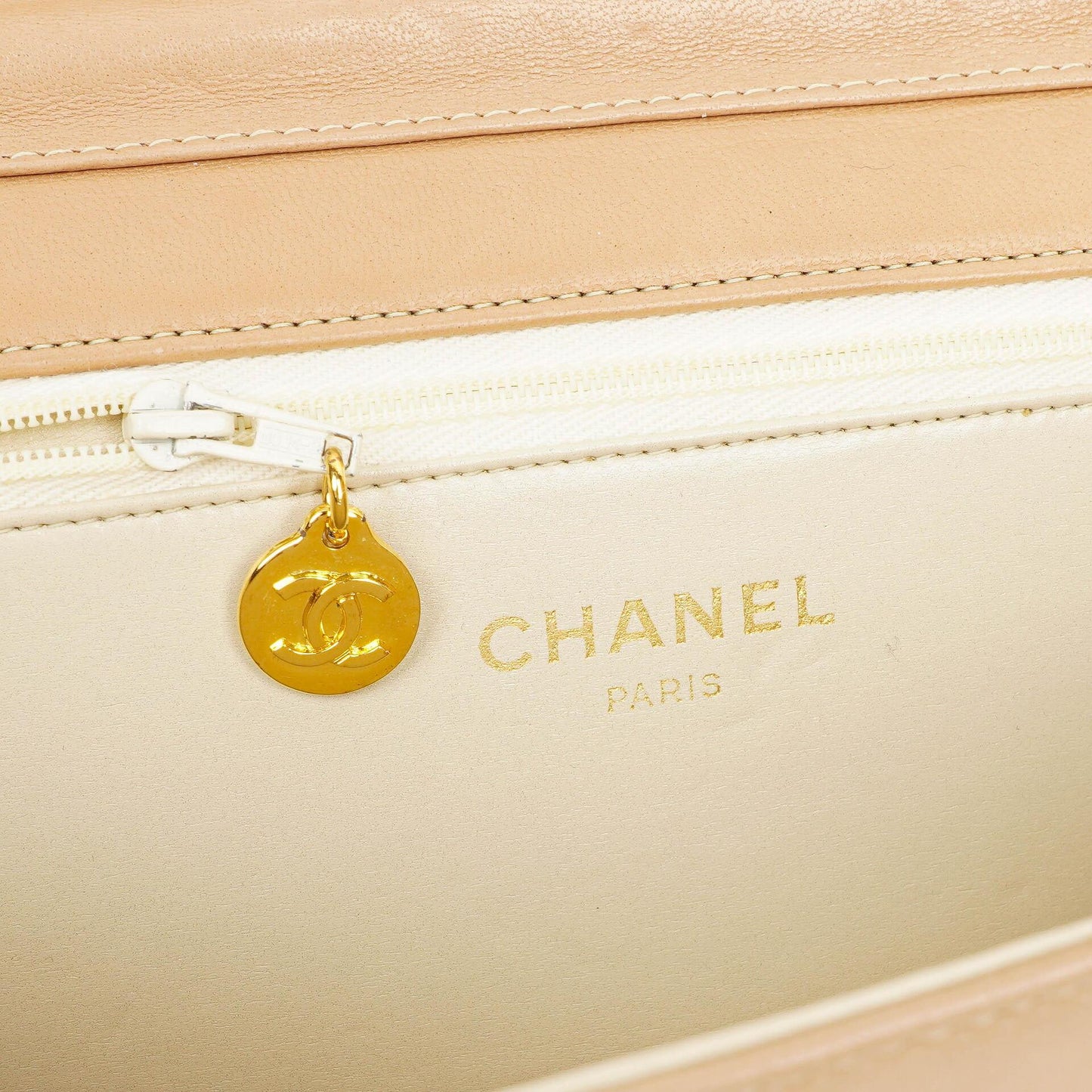 Chanel Classic Full Flap Tasche aus beigem gestepptem Lammleder mit 24K vergoldeter Hardware