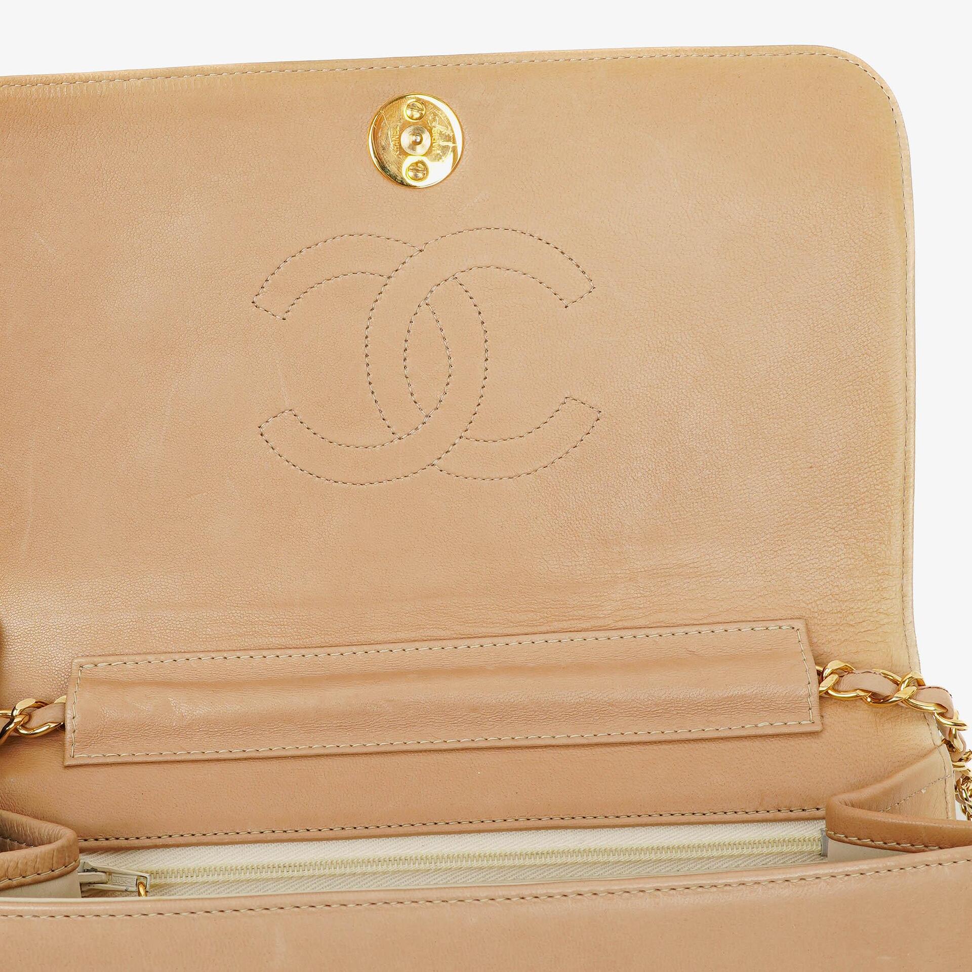 Chanel Classic Full Flap Tasche aus beigem gestepptem Lammleder mit 24K vergoldeter Hardware