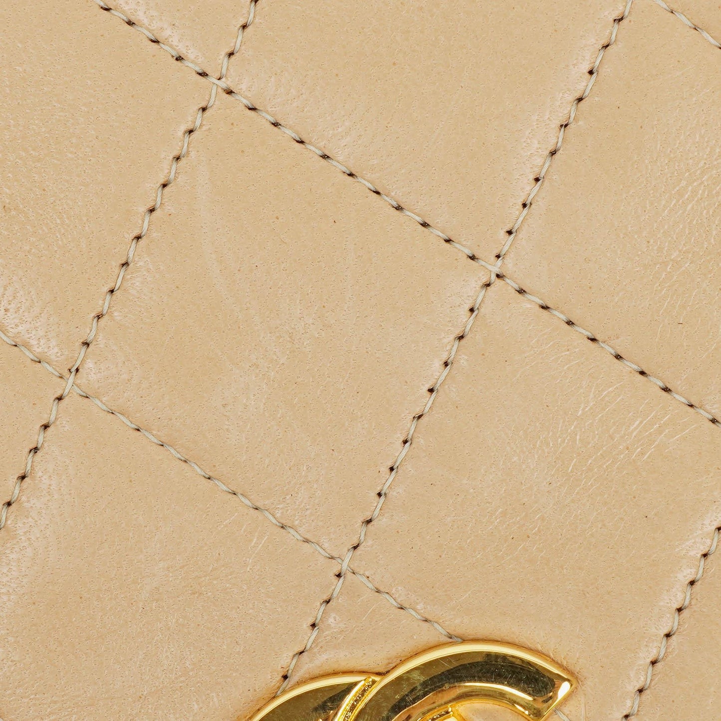 Chanel Classic Full Flap Tasche aus beigem gestepptem Lammleder mit 24K vergoldeter Hardware
