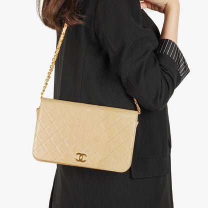 Chanel Classic Full Flap Tasche aus beigem gestepptem Lammleder mit 24K vergoldeter Hardware