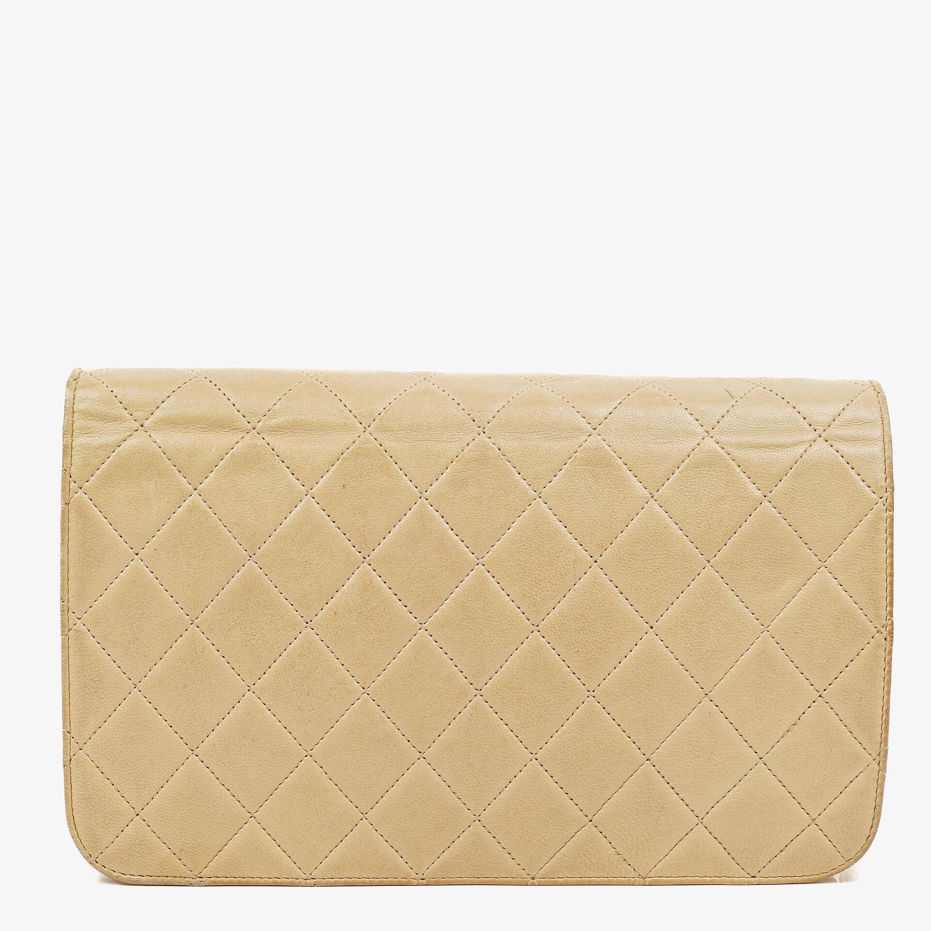 Chanel Classic Full Flap Tasche aus beigem gestepptem Lammleder mit 24K vergoldeter Hardware