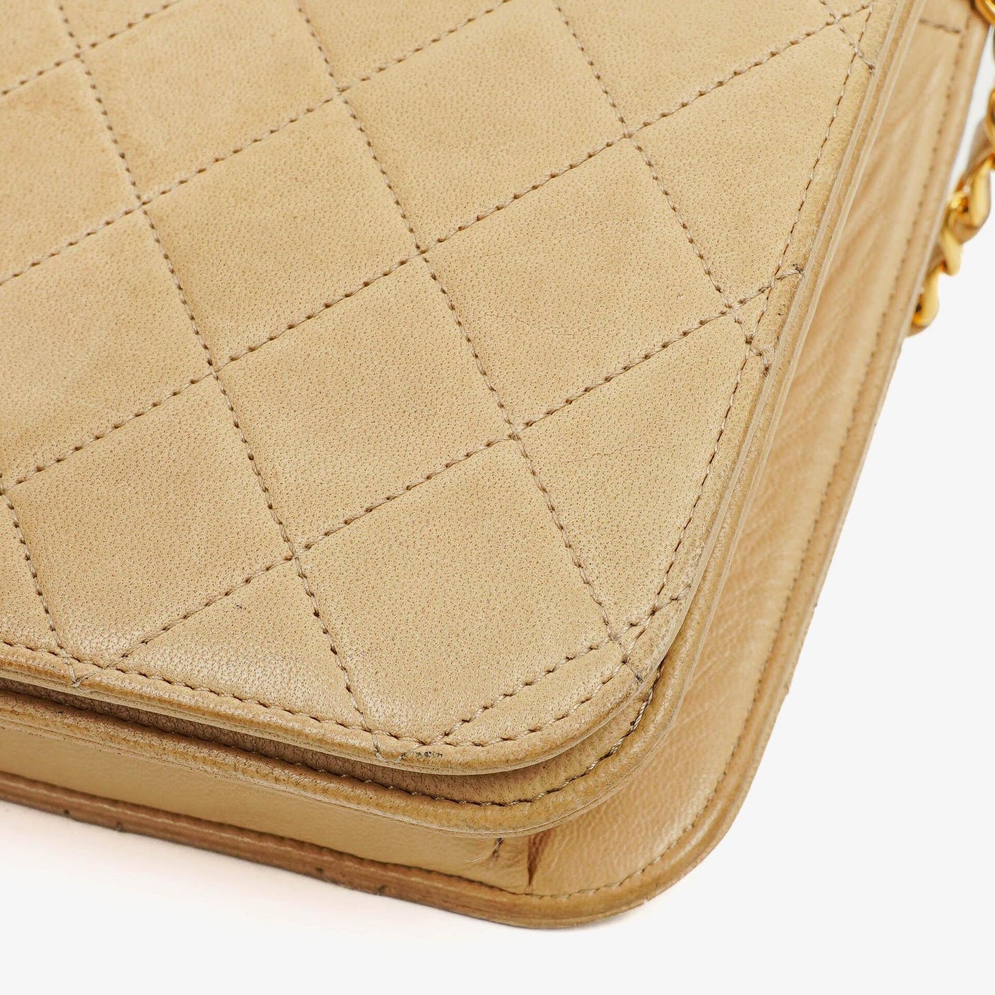 Chanel Classic Full Flap Tasche aus beigem gestepptem Lammleder mit 24K vergoldeter Hardware