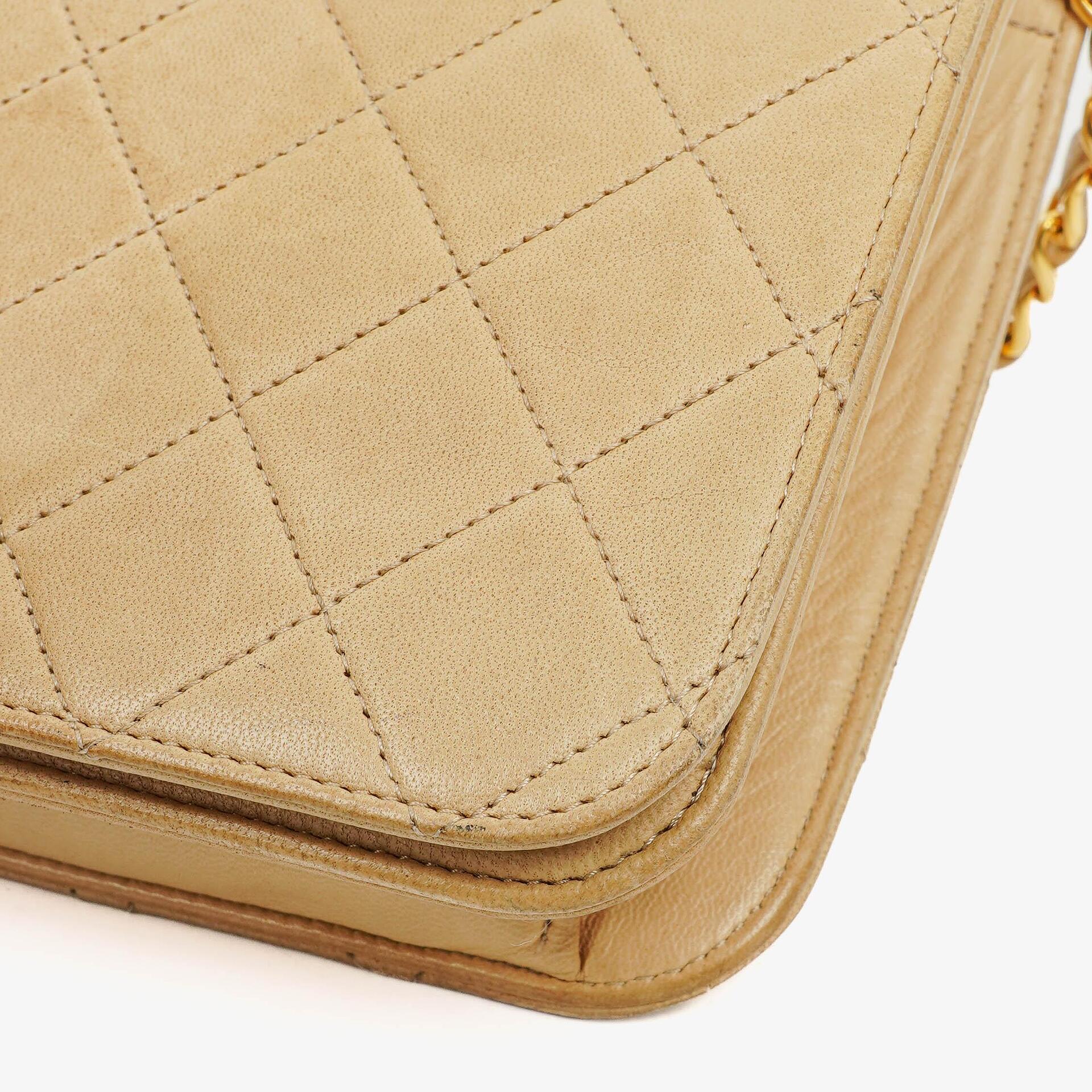 Chanel Classic Full Flap Tasche aus beigem gestepptem Lammleder mit 24K vergoldeter Hardware