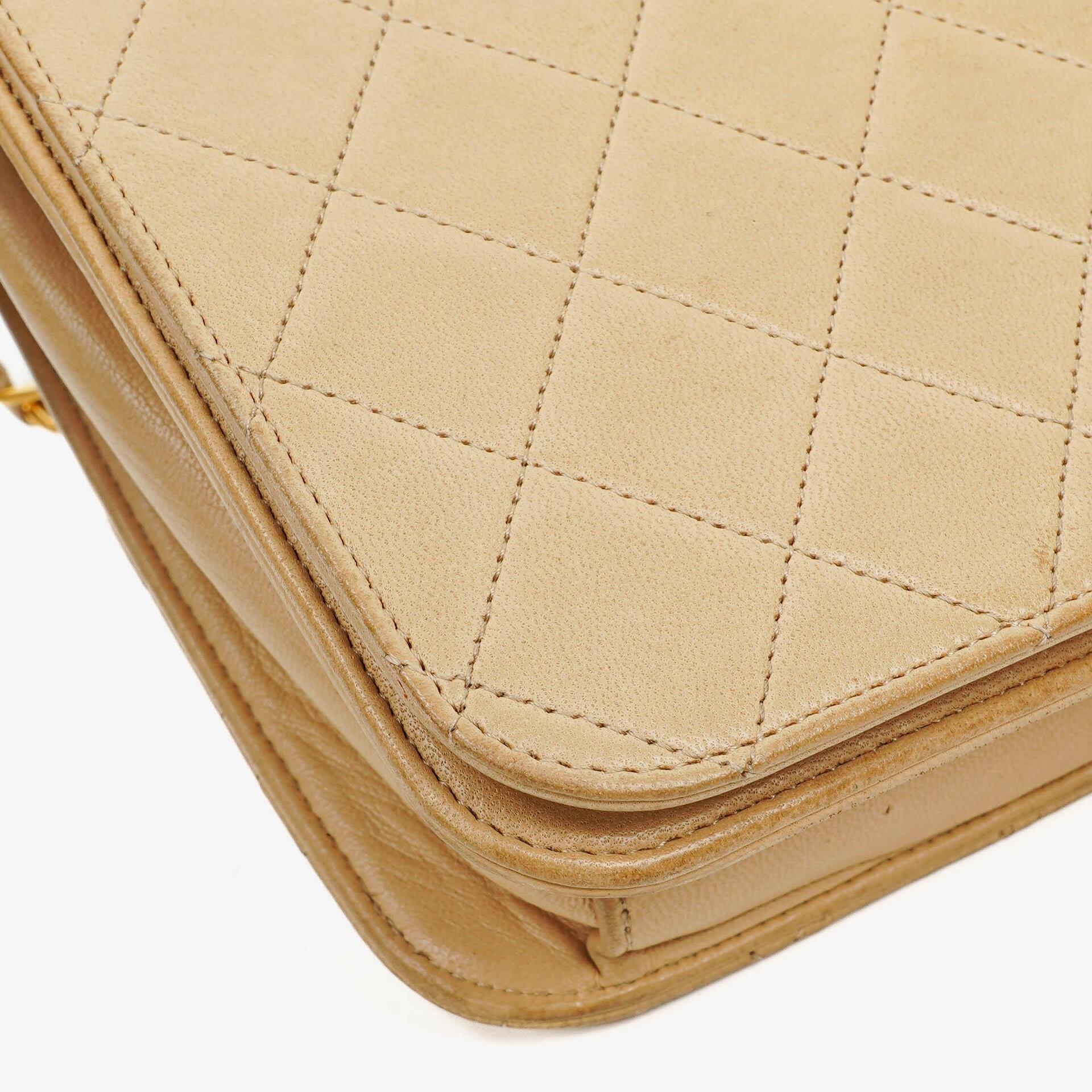 Chanel Classic Full Flap Tasche aus beigem gestepptem Lammleder mit 24K vergoldeter Hardware
