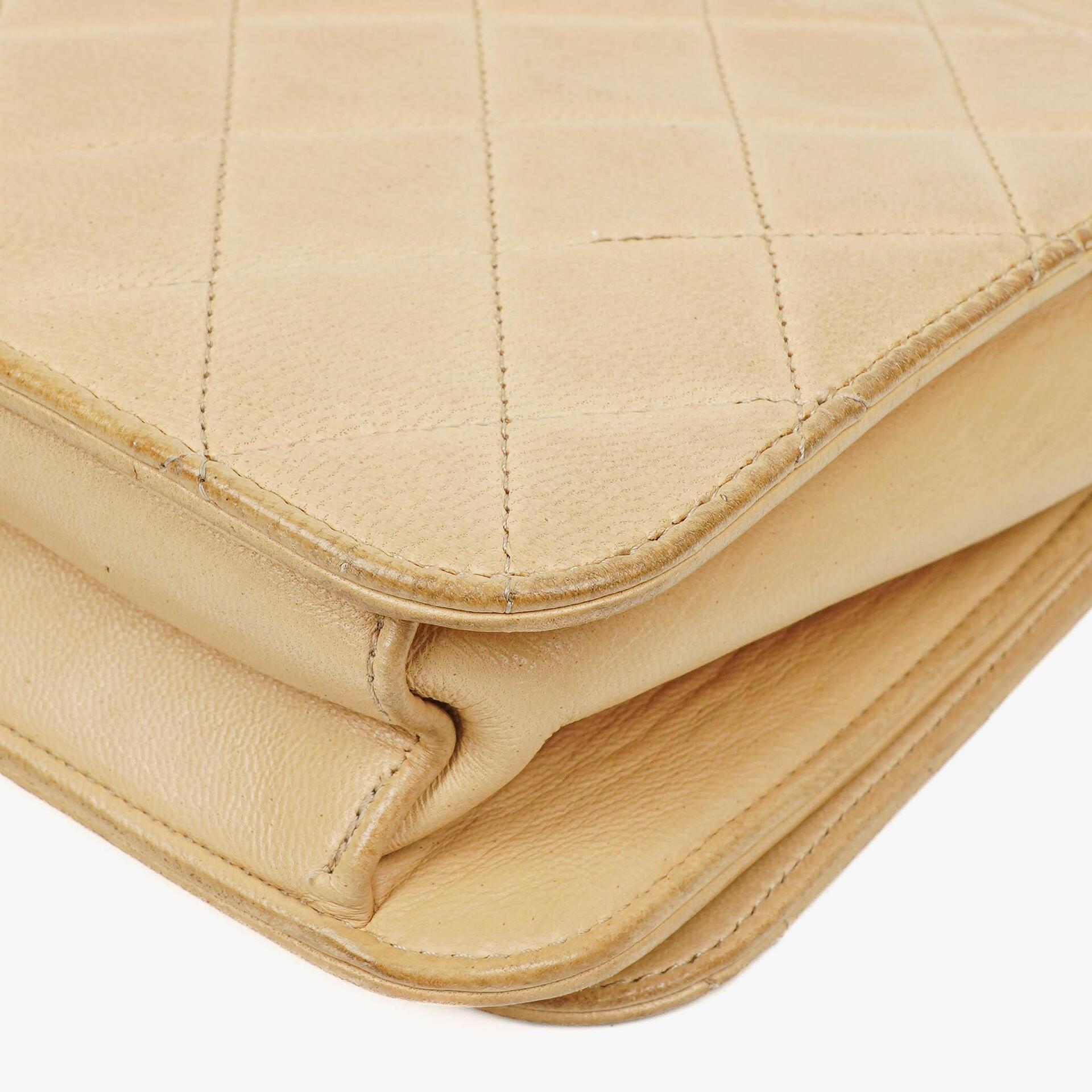 Chanel Classic Full Flap Tasche aus beigem gestepptem Lammleder mit 24K vergoldeter Hardware
