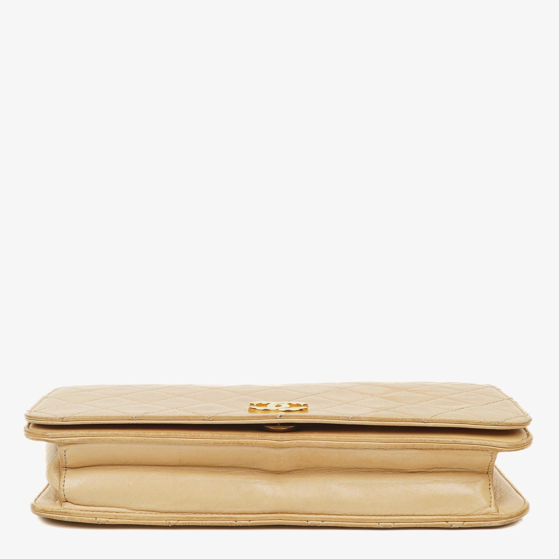 Chanel Classic Full Flap Tasche aus beigem gestepptem Lammleder mit 24K vergoldeter Hardware