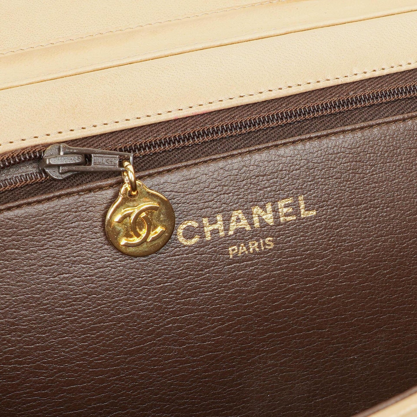 Chanel Classic Full Flap Tasche aus beigem gestepptem Lammleder mit 24K vergoldeter Hardware