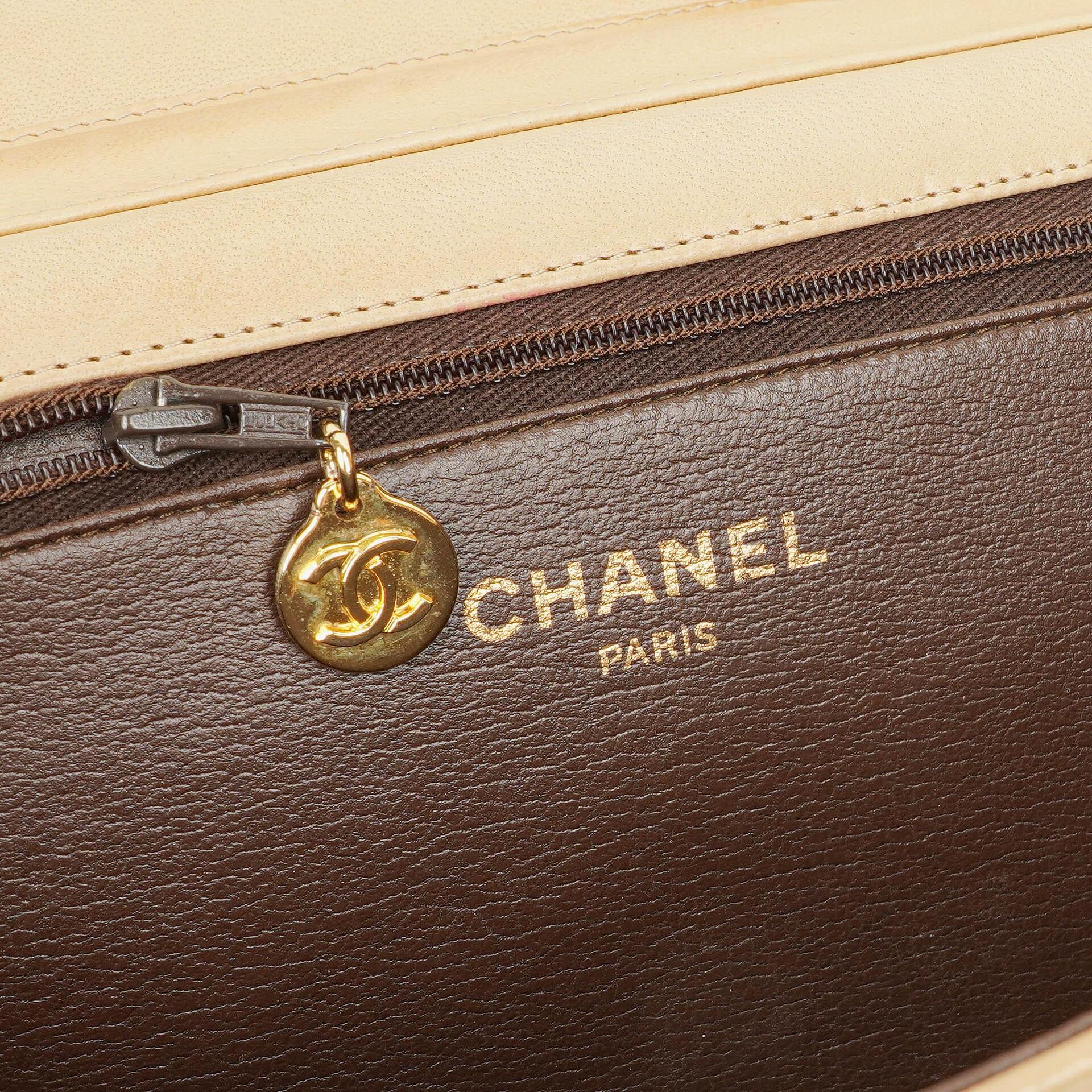 Chanel Classic Full Flap Tasche aus beigem gestepptem Lammleder mit 24K vergoldeter Hardware