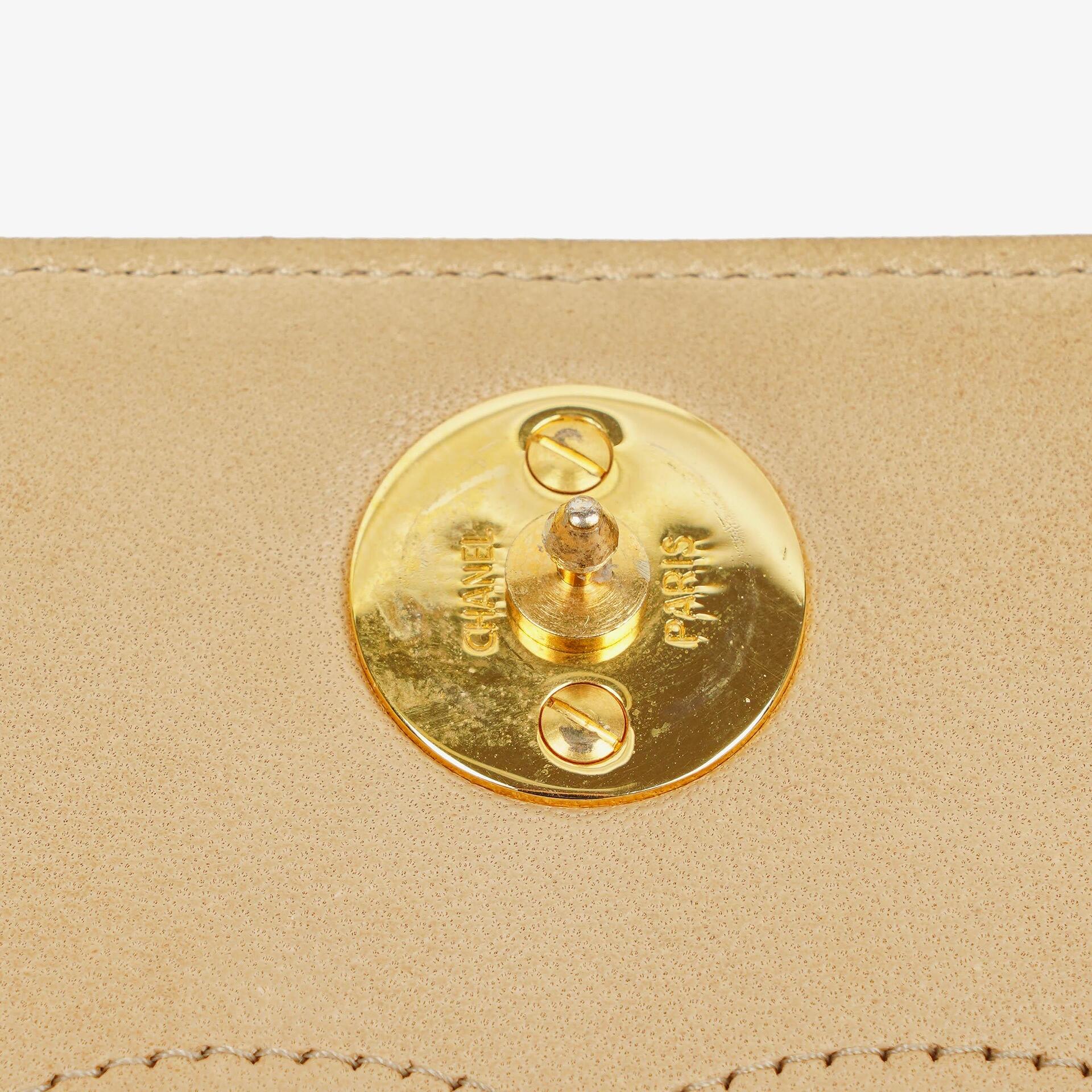 Chanel Classic Full Flap Tasche aus beigem gestepptem Lammleder mit 24K vergoldeter Hardware
