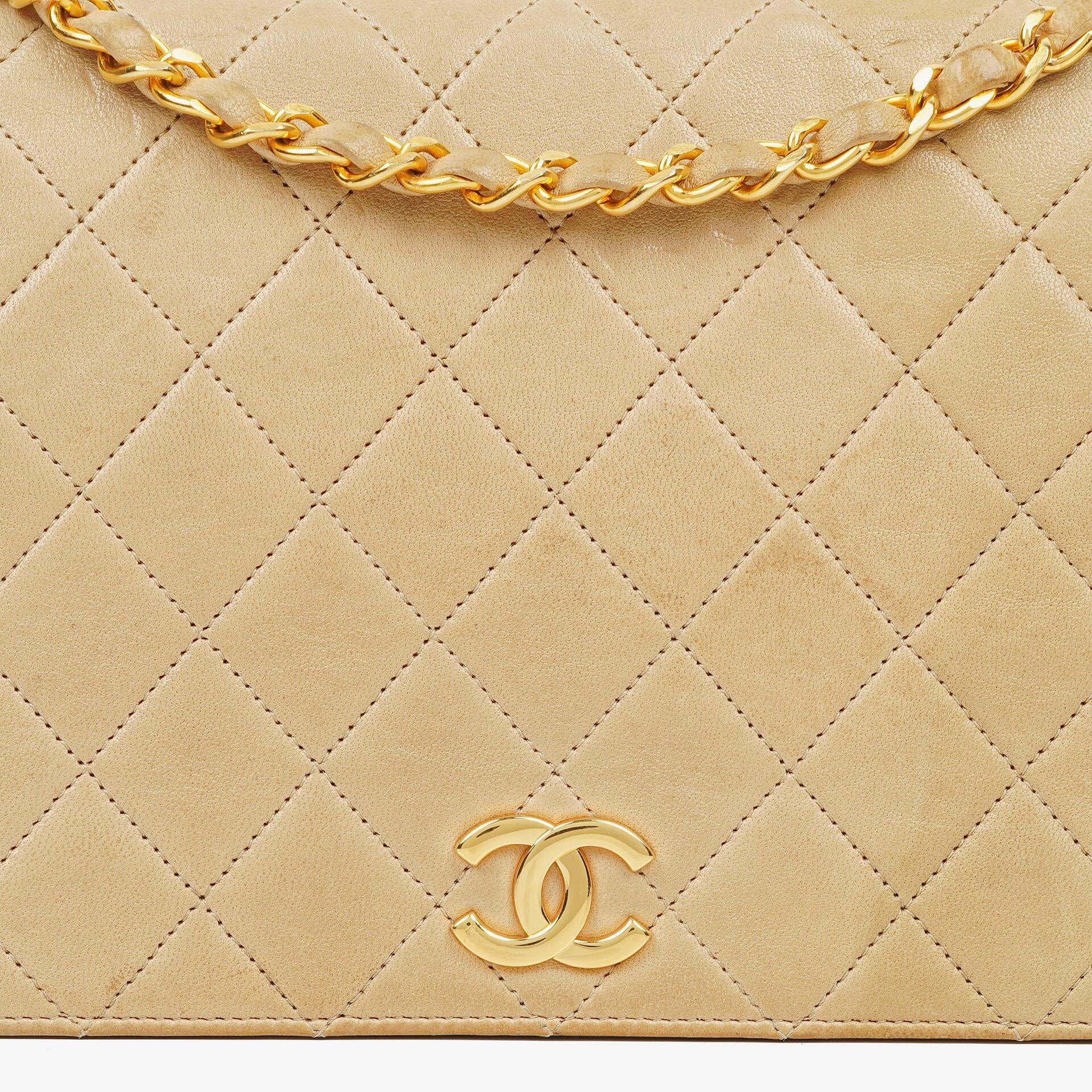 Chanel Classic Full Flap Tasche aus beigem gestepptem Lammleder mit 24K vergoldeter Hardware