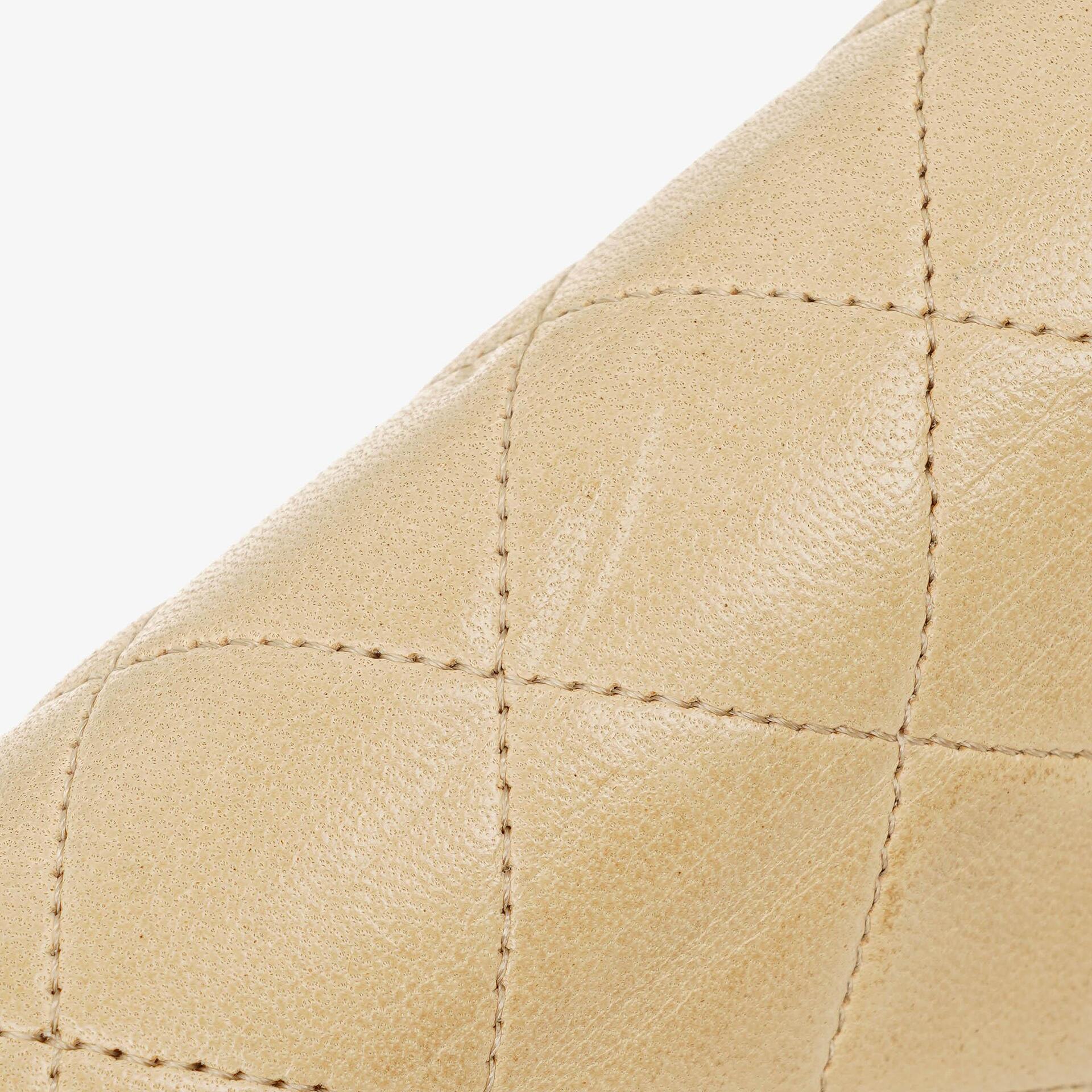 Chanel Classic Full Flap Tasche aus beigem gestepptem Lammleder mit 24K vergoldeter Hardware