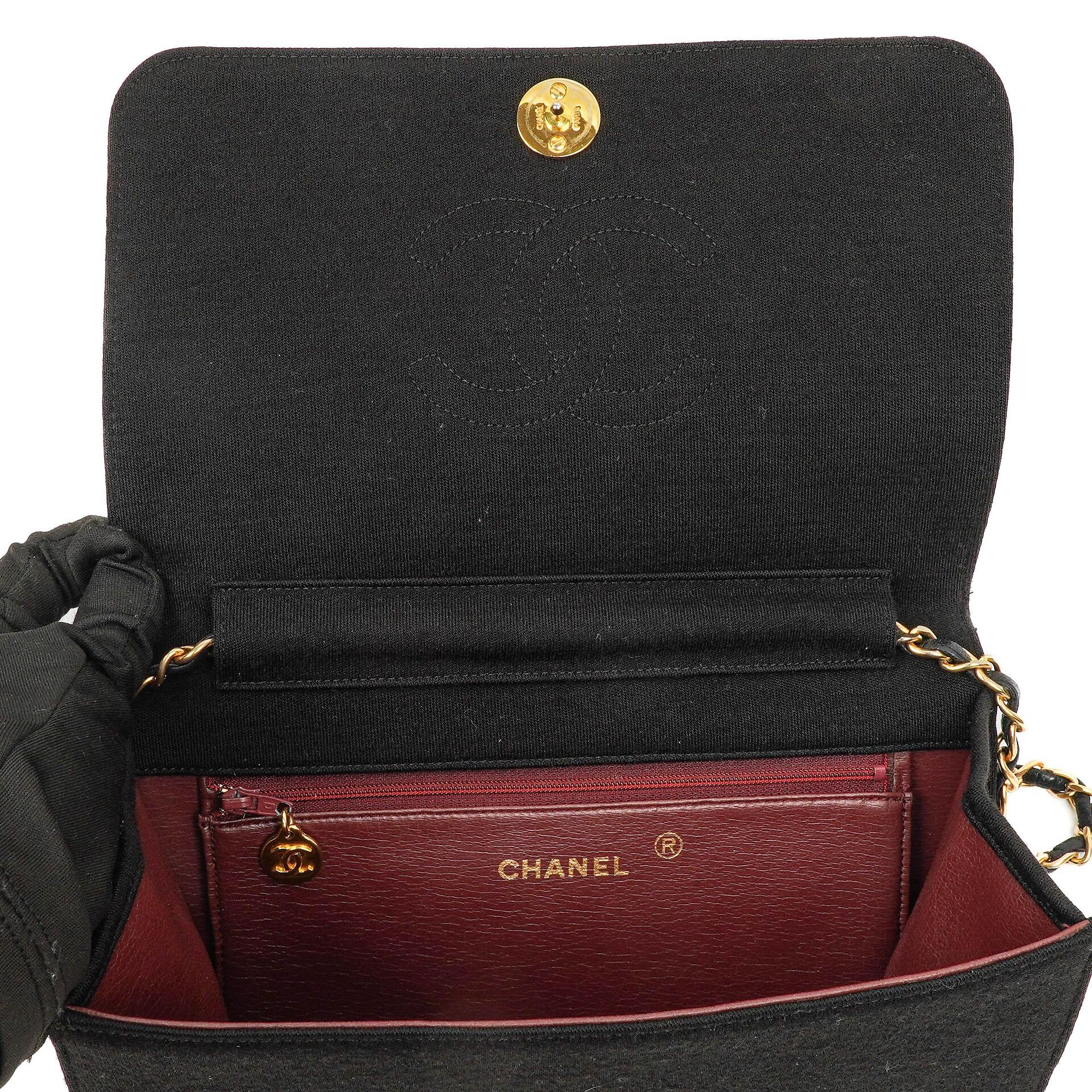 Chanel Classic Full Flap Tasche aus schwarzem gestepptem Jersey und Leder mit 24K vergoldeten Beschlägen, 1986-1988