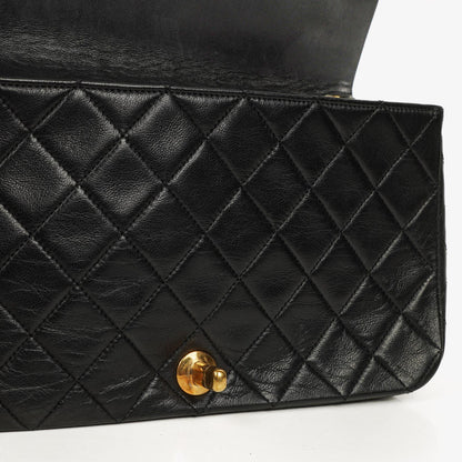 Chanel Classic Full Flap Tasche aus schwarzem gestepptem Lammleder mit 24K vergoldeten Beschlägen