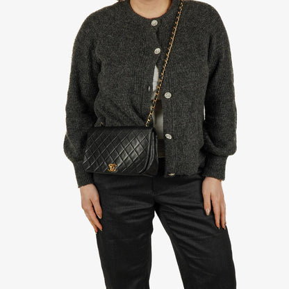 Chanel Classic Full Flap Tasche aus schwarzem gestepptem Lammleder mit 24K vergoldeten Beschlägen
