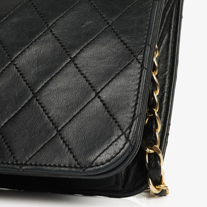 Chanel Classic Full Flap Tasche aus schwarzem gestepptem Lammleder mit 24K vergoldeter Hardware