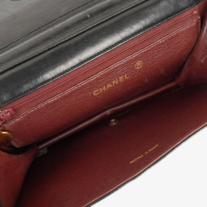 Chanel Classic Vollklappentasche aus schwarzem gestepptem Lammleder mit 24K vergoldeten Beschlägen