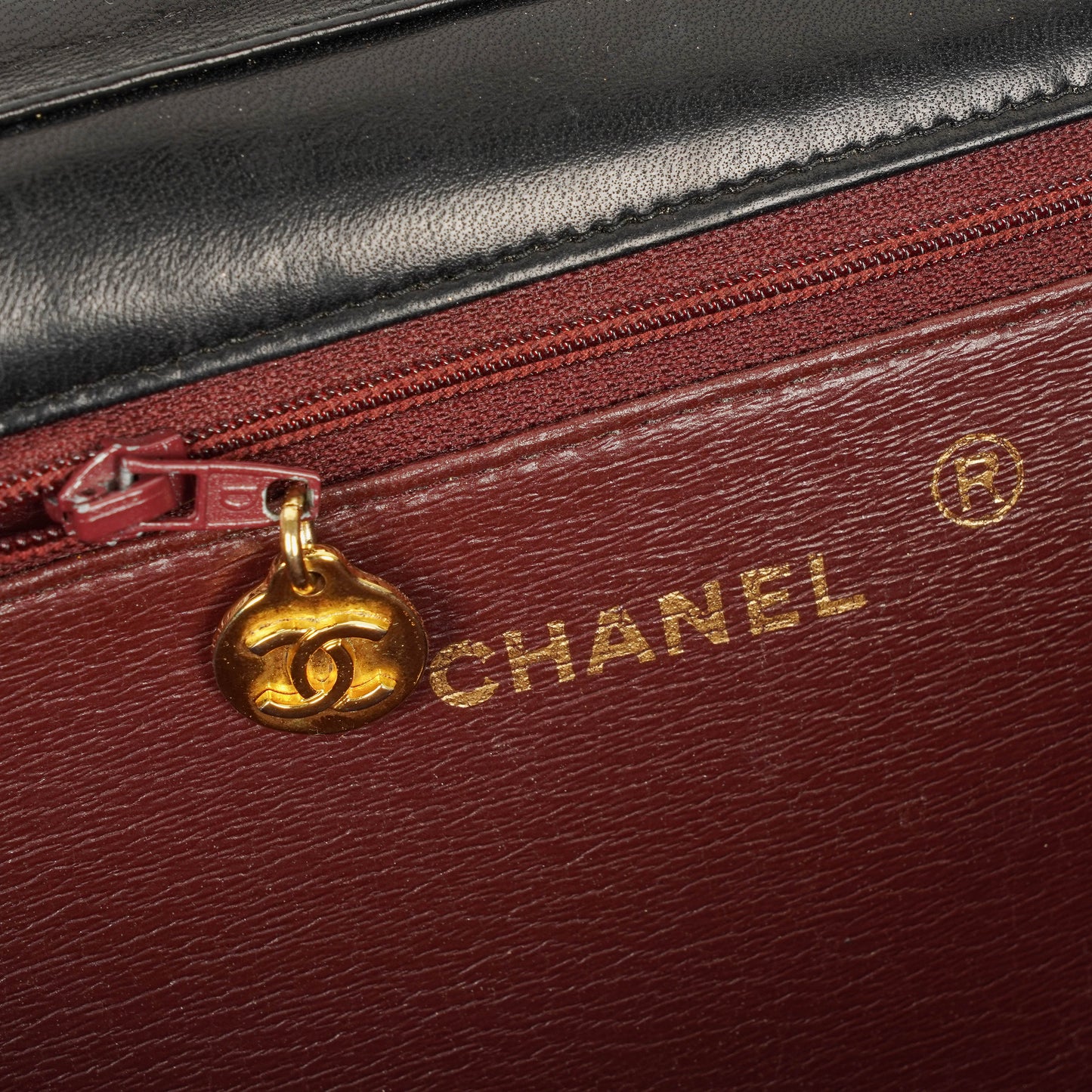 Chanel Classic Vollklappentasche aus schwarzem gestepptem Lammleder mit 24K vergoldeten Beschlägen
