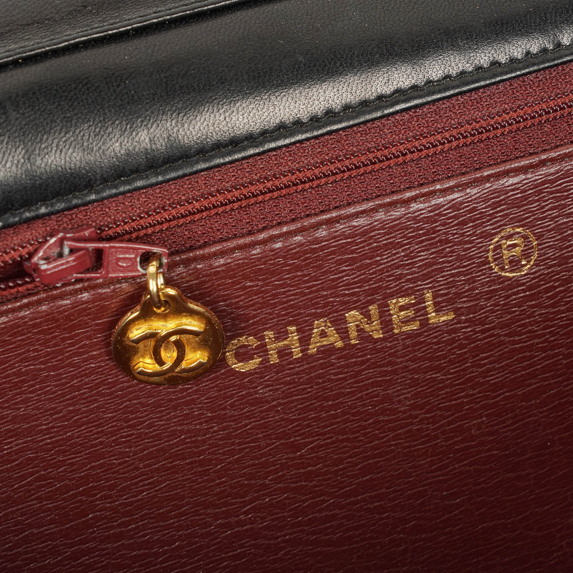 Chanel Classic Vollklappentasche aus schwarzem gestepptem Lammleder mit 24K vergoldeten Beschlägen