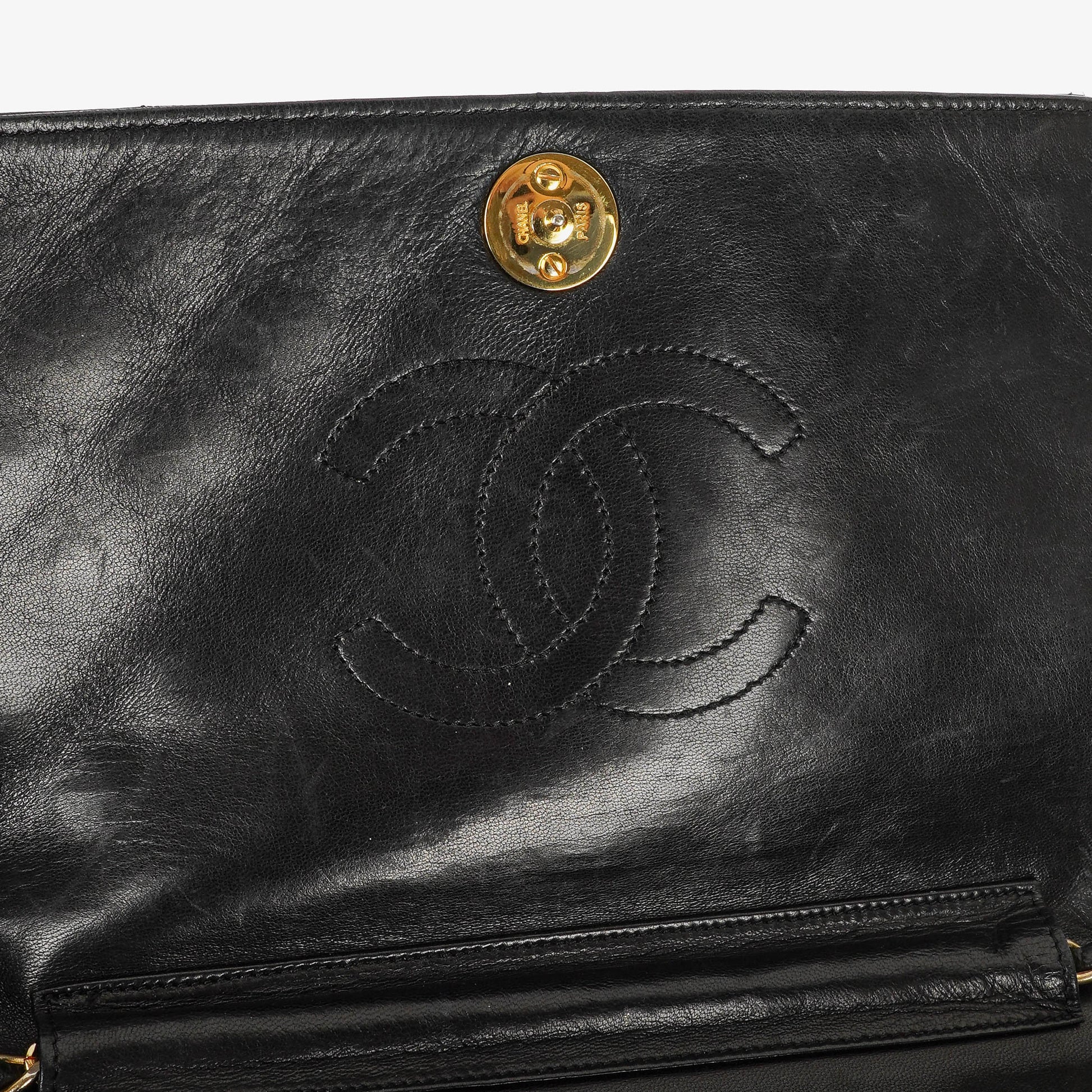 Chanel Classic Vollklappentasche aus schwarzem gestepptem Lammleder mit 24K vergoldeten Beschlägen