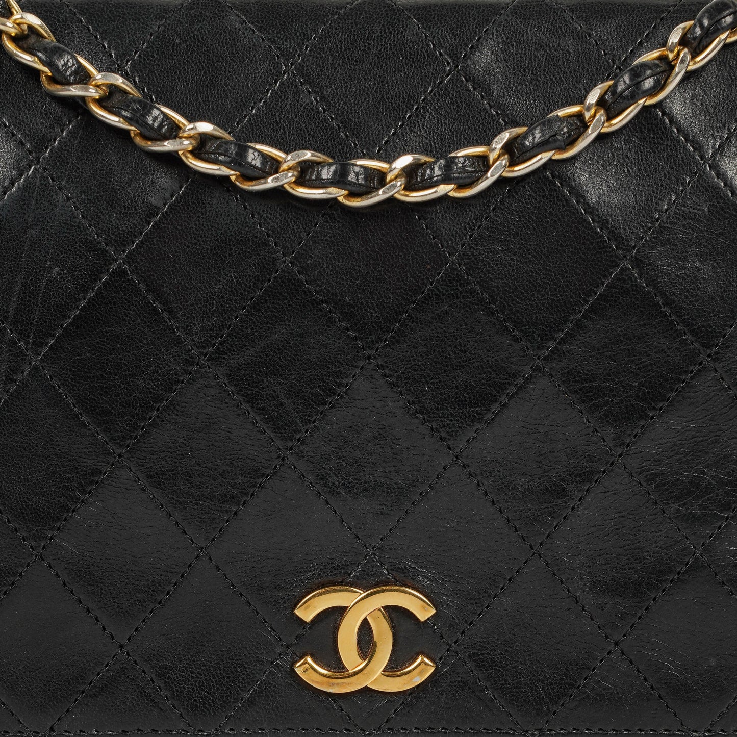 Chanel Classic Vollklappentasche aus schwarzem gestepptem Lammleder mit 24K vergoldeten Beschlägen