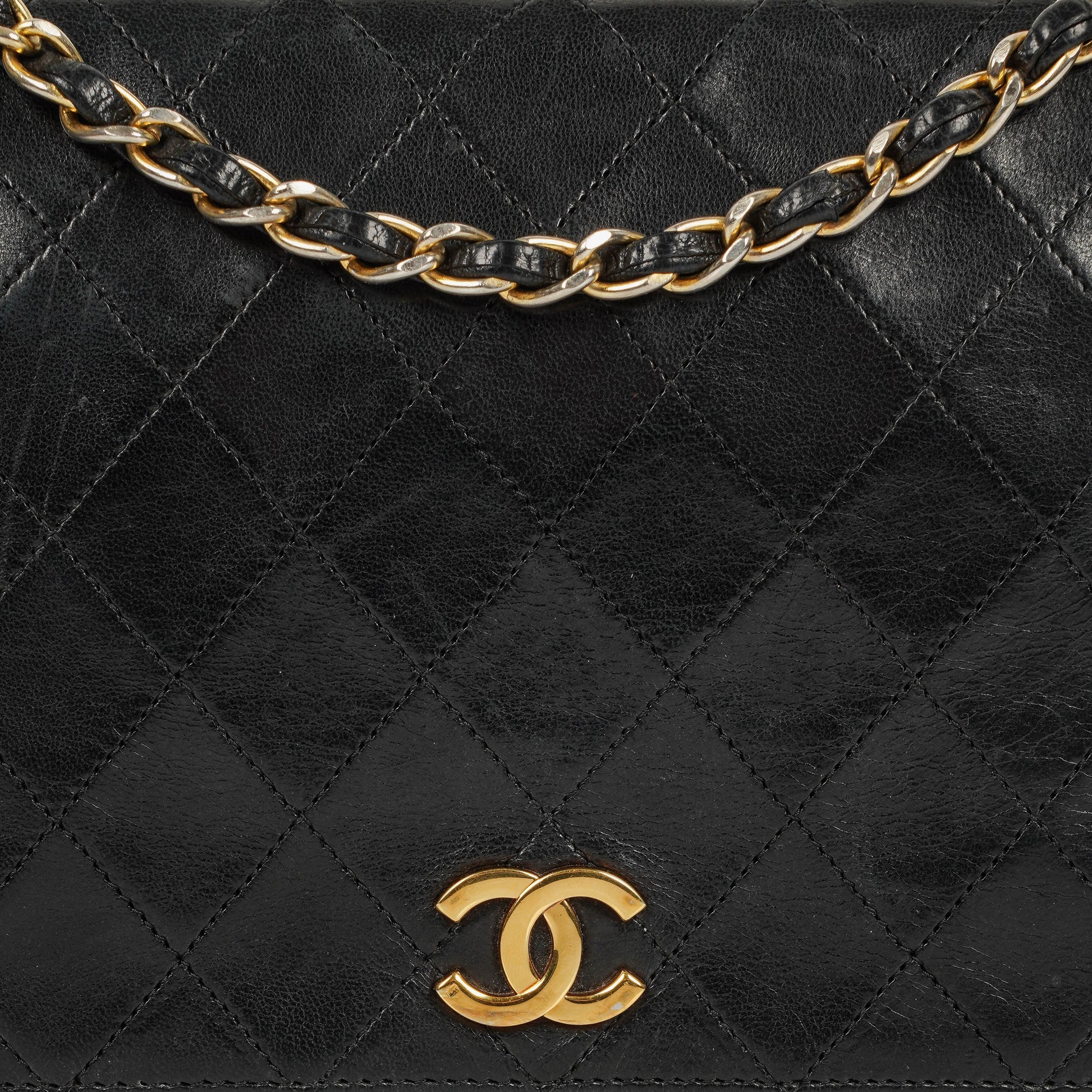 Chanel Classic Vollklappentasche aus schwarzem gestepptem Lammleder mit 24K vergoldeten Beschlägen