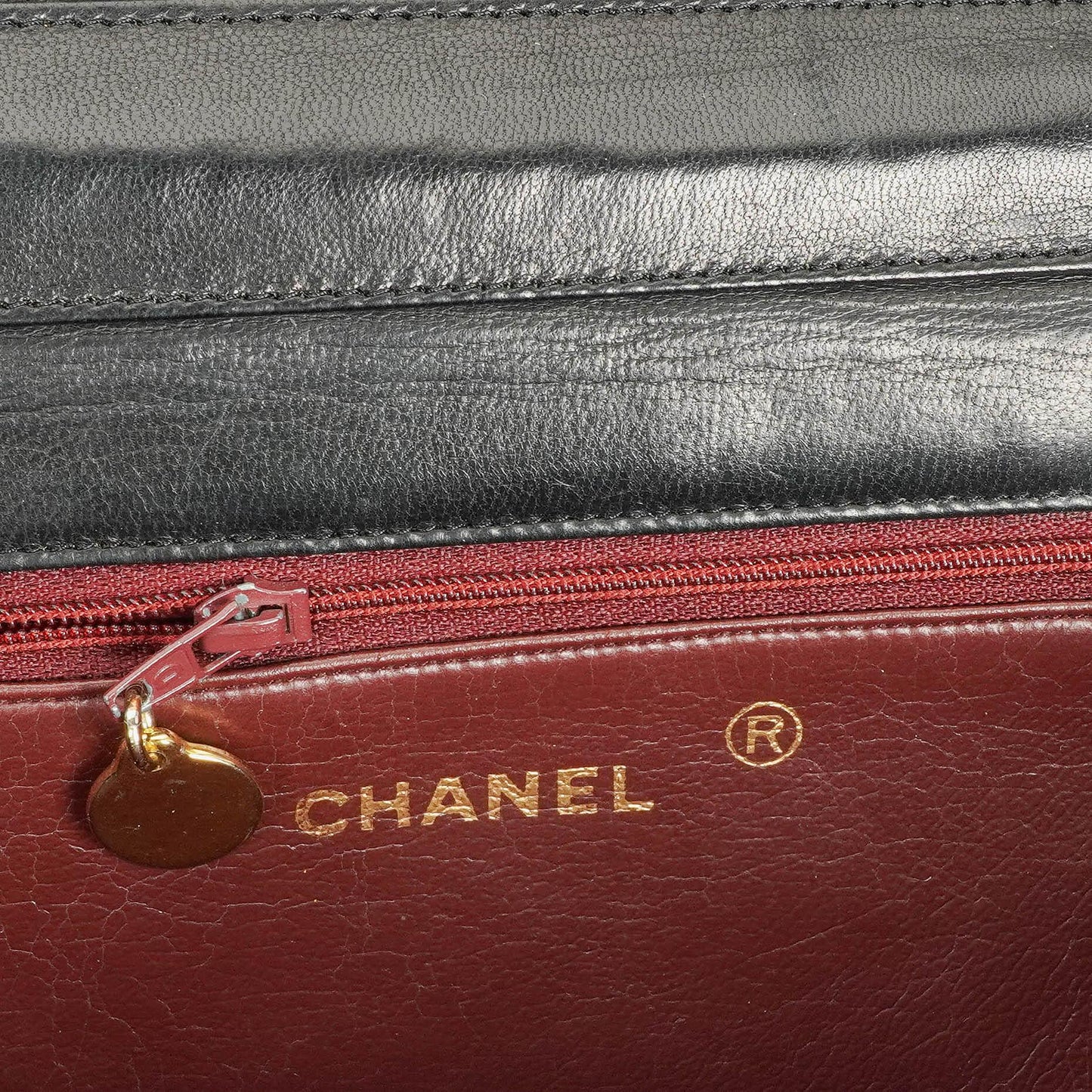 Chanel Classic Vollklappentasche aus schwarzem gestepptem Lammleder mit 24K vergoldeten Beschlägen