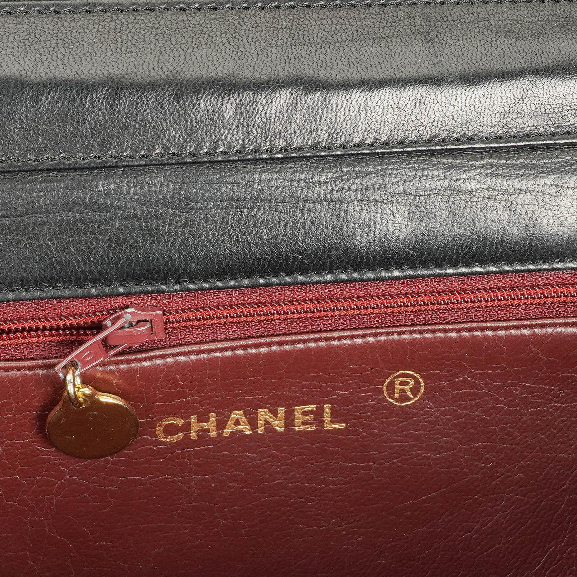 Chanel Classic Vollklappentasche aus schwarzem gestepptem Lammleder mit 24K vergoldeten Beschlägen