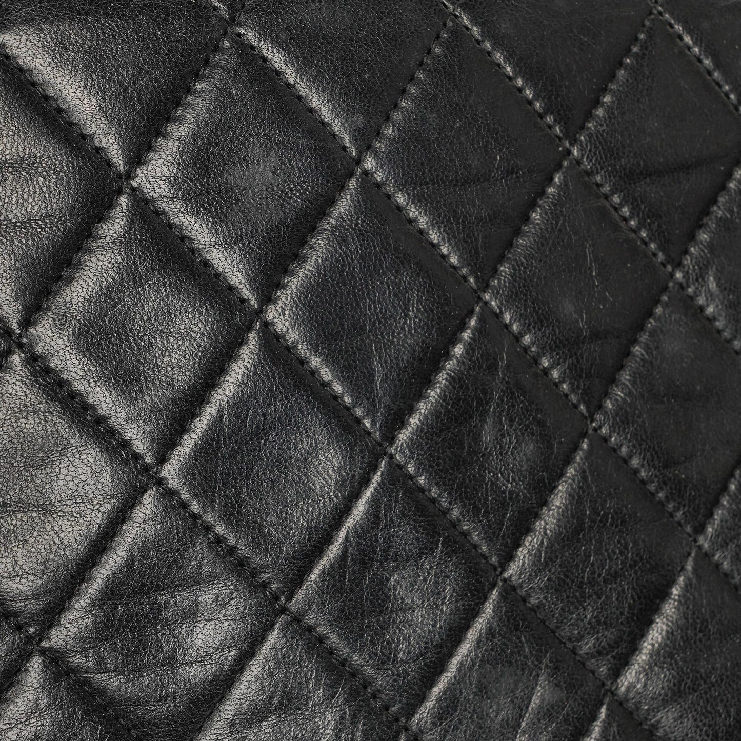 Chanel Classic Vollklappentasche aus schwarzem gestepptem Lammleder mit 24K vergoldeten Beschlägen
