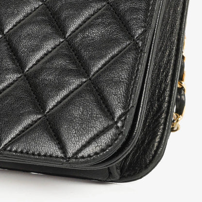 Chanel Classic Full Flap Bag aus schwarzem gestepptem Lammleder mit 24K vergoldeter Hardware
