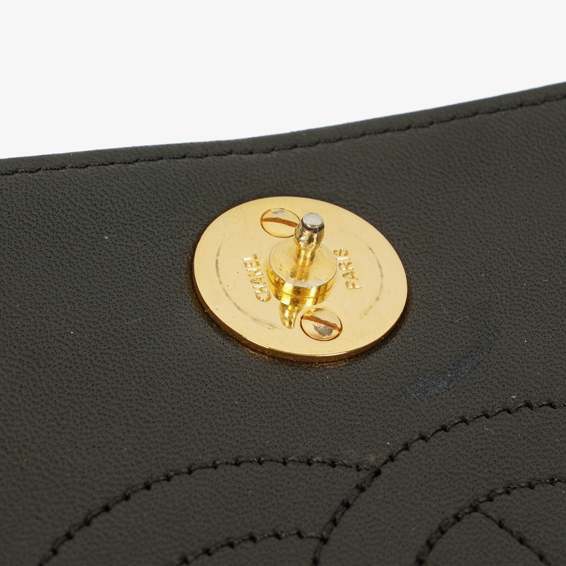 Chanel Classic Full Flap Tasche aus schwarzem gestepptem Lammleder mit 24K vergoldeten Beschlägen
