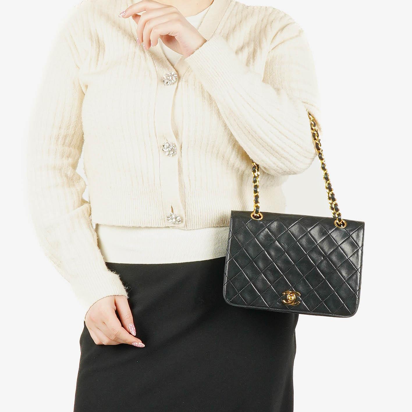 Chanel Vollklappentasche aus schwarzem gestepptem Leder mit 24K vergoldeten Beschlägen