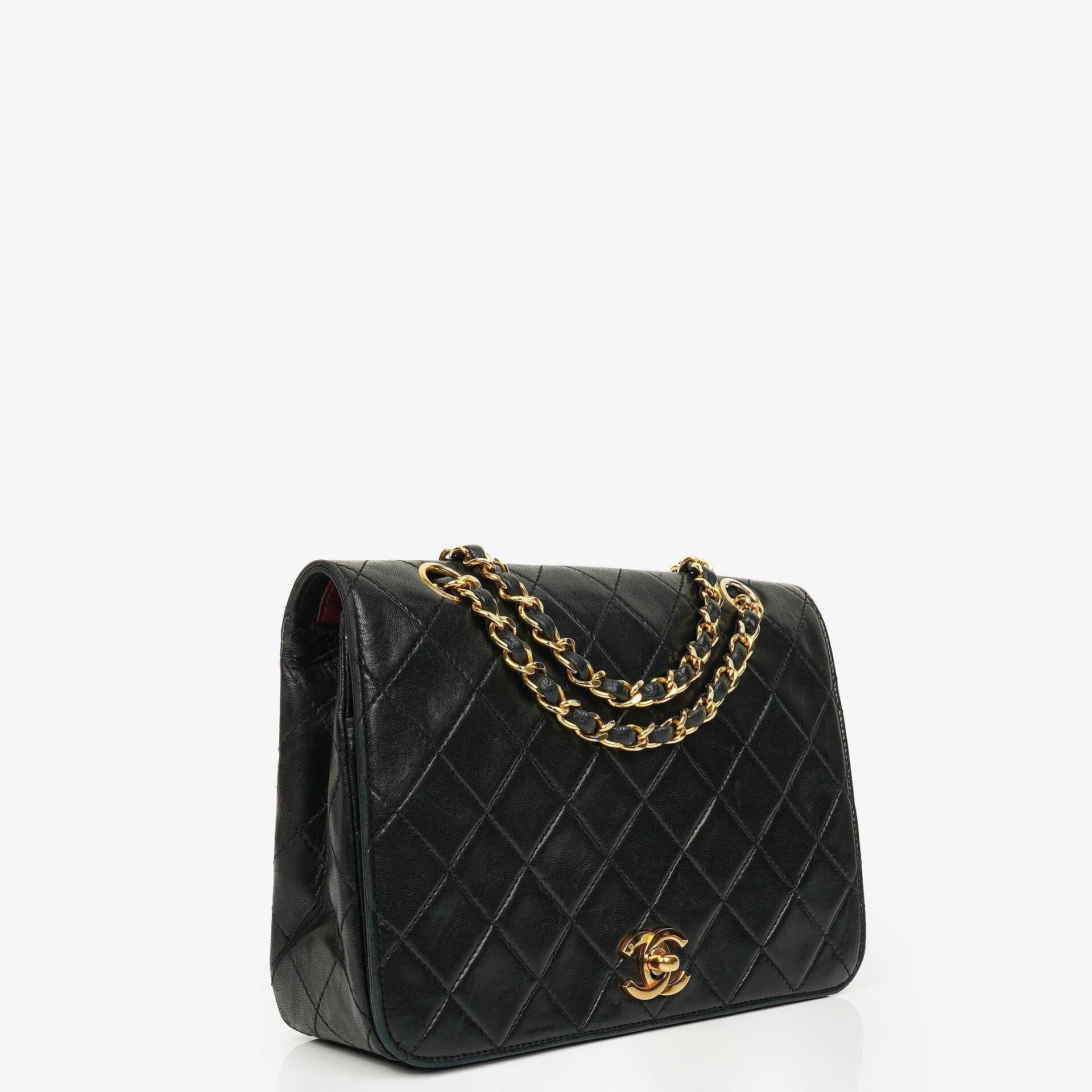 Chanel Vollklappentasche aus schwarzem gestepptem Leder mit 24K vergoldeten Beschlägen