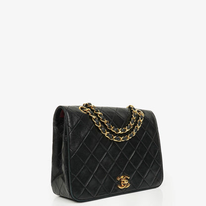 Chanel Vollklappentasche aus schwarzem gestepptem Leder mit 24K vergoldeten Beschlägen