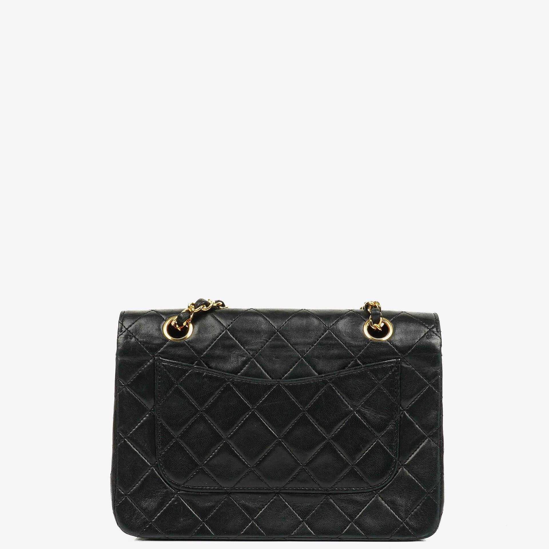 Chanel Vollklappentasche aus schwarzem gestepptem Leder mit 24K vergoldeten Beschlägen
