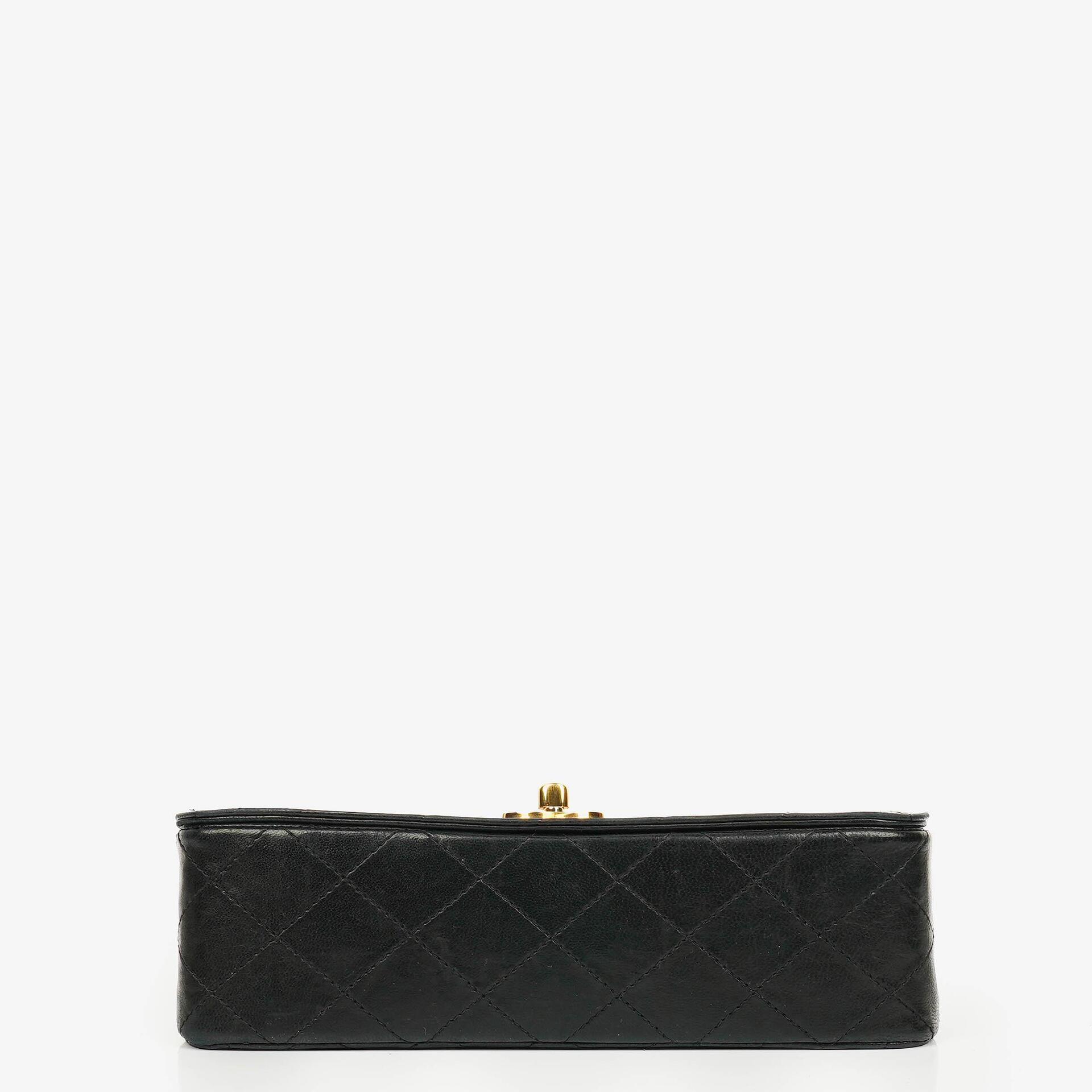 Chanel Vollklappentasche aus schwarzem gestepptem Leder mit 24K vergoldeten Beschlägen